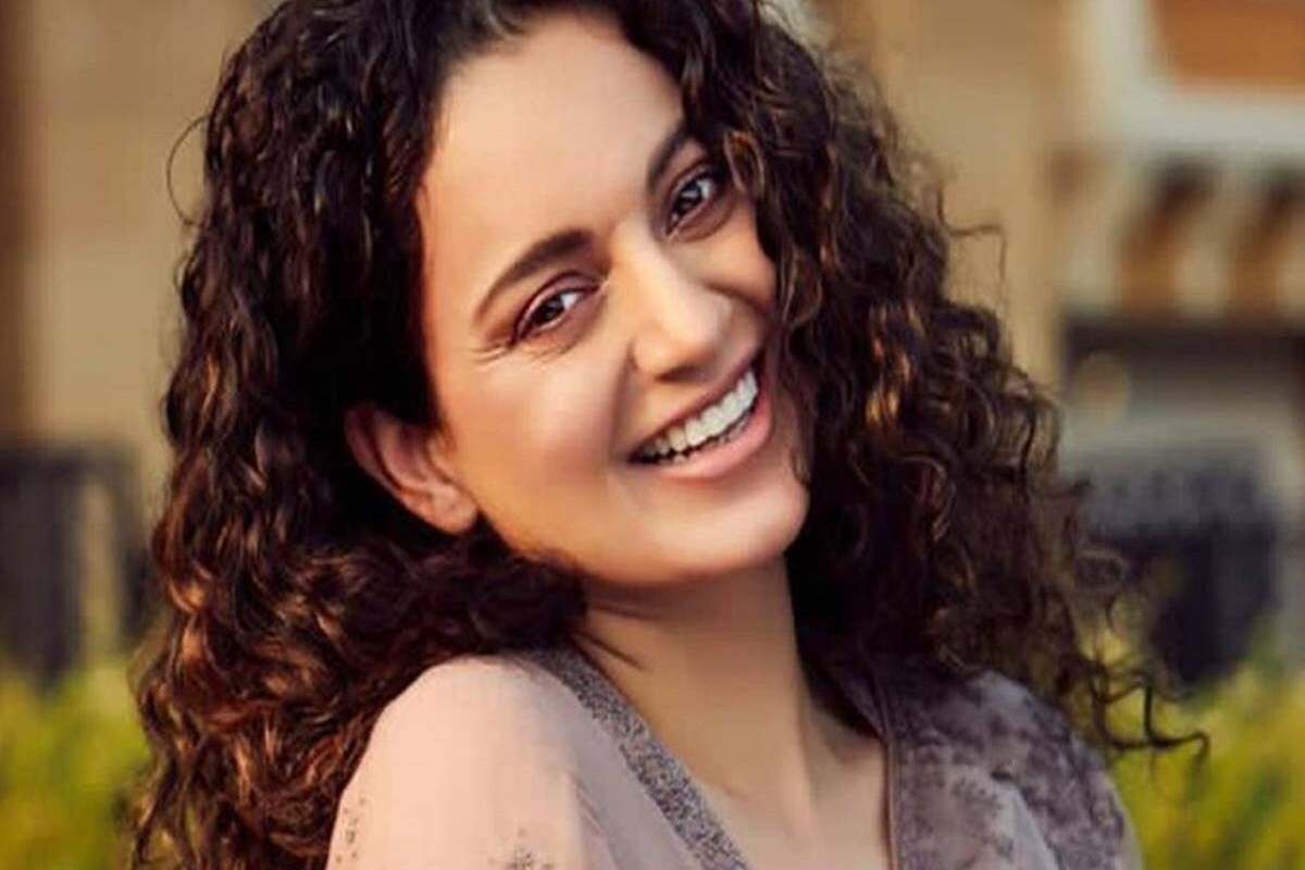 Happy Birthday Kangana Ranaut : કંગના રનોટ એ અભિનેત્રીઓમાં એક છે જે ઈન્ડસ્ટ્રીમાં ફક્ત પોતાના અભિનયને કારણે નહી પણ તેમની ફિટનેસને કારણે પણ ફેમસ છે. જોકે કંગના તેના વિવાદાસ્પદ નિવેદનોને કારણે પણ ઘણી ચર્ચામાં રહે છે. પોતાને ફીટ રાખવા માટે તે સખત વર્કઆઉટ કરે છે. તે ખાસ ડાયેટ ચાર્ટ પણ ફોલો કરે છે. ફક્ત 22 વર્ષની ઉંમરમાં તેને નેશનલ એવોર્ડથી સન્માનિત કરવામાં આવી હતી. કંગનાને ત્રણ રાષ્ટ્રીય પુરસ્કાર અને ચાર ફિલ્મફેર પુરસ્કાર સહિત અનેક પુરસ્કાર મળી ચુક્યા છે. કંગના જીમમાં જ નહી પોતાના ઘરમાં પણ વર્કઆઉટ કરે છે. તેણે પોતાની ફિટનેસની અનેક ફોટો અને વિડિયો પોતાના ફેન્સ સાથે સોશ્યલ મિડિયા પર શેર કરી છે. આજે બોલિવુડની ક્વીન મનાતી કંગનાનો જન્મદિવસ છે. આવો જાણીએ કંગના કેટલી ફિટનેસ ફ્રીક છે અને પોતાની જાતને ફિટ રાખવા શું શું કરે છે. Happy Birthday Kangana Ranaut : કંગના રનોટ એ અભિનેત્રીઓમાં એક છે જે ઈન્ડસ્ટ્રીમાં ફક્ત પોતાના અભિનયને કારણે નહી પણ તેમની ફિટનેસને કારણે પણ ફેમસ છે. જોકે કંગના તેના વિવાદાસ્પદ નિવેદનોને કારણે પણ ઘણી ચર્ચામાં રહે છે. પોતાને ફીટ રાખવા માટે તે સખત વર્કઆઉટ કરે છે. તે ખાસ ડાયેટ ચાર્ટ પણ ફોલો કરે છે. ફક્ત 22 વર્ષની ઉંમરમાં તેને નેશનલ એવોર્ડથી સન્માનિત કરવામાં આવી હતી. કંગનાને ત્રણ રાષ્ટ્રીય પુરસ્કાર અને ચાર ફિલ્મફેર પુરસ્કાર સહિત અનેક પુરસ્કાર મળી ચુક્યા છે. કંગના જીમમાં જ નહી પોતાના ઘરમાં પણ વર્કઆઉટ કરે છે. તેણે પોતાની ફિટનેસની અનેક ફોટો અને વિડિયો પોતાના ફેન્સ સાથે સોશ્યલ મિડિયા પર શેર કરી છે. આજે બોલિવુડની ક્વીન મનાતી કંગનાનો જન્મદિવસ છે. આવો જાણીએ કંગના કેટલી ફિટનેસ ફ્રીક છે અને પોતાની જાતને ફિટ રાખવા શું શું કરે છે.