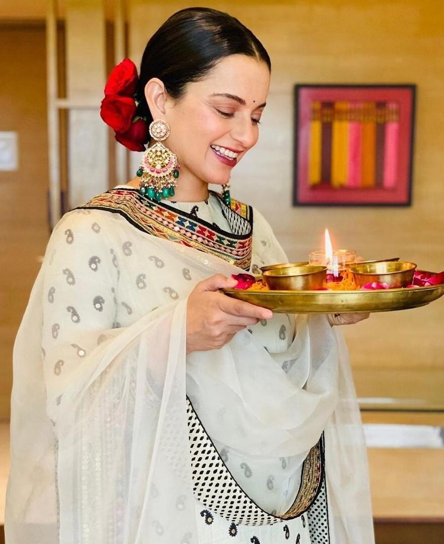 દલિયા કંગનાનું ફેવરેટ બ્રેકફાસ્ટ છે. દલિયા ઉપરાંત ફાઈબર અને કાર્બોહાઈડ્રેટથી ભરપૂર હોલ ગ્રેન સીરિયલ પણ કંગનાને બ્રેકફાસ્ટમાં ખાવાનું ગમે છે. કંગના લંચથી પહેલા મિડ-ડે સ્નેક્સમાં ફાઈબર, વિટામિન અને મિનરલ્સથી ભરપૂર તાજા ફળો ખાવાનું પસંદ કરે છે. આ ઉપરાંત શરીરને યોગ્ય માત્રામાં પ્રોટીન મળી રહે તે માટે પ્રોટીન શેક પણ પીવે છે.<br />લંચમાં કંગના સલાડ, હોલ વીટ રોટલી, ભાત અને દાળ તેમજ બાફેલી શાકભાજી ખાય છે. તે માને છે કે પોષણથી ભરપૂર સલાડ ખાવાથી વેટ મેનેજ થાય છે. દલિયા કંગનાનું ફેવરેટ બ્રેકફાસ્ટ છે. દલિયા ઉપરાંત ફાઈબર અને કાર્બોહાઈડ્રેટથી ભરપૂર હોલ ગ્રેન સીરિયલ પણ કંગનાને બ્રેકફાસ્ટમાં ખાવાનું ગમે છે. કંગના લંચથી પહેલા મિડ-ડે સ્નેક્સમાં ફાઈબર, વિટામિન અને મિનરલ્સથી ભરપૂર તાજા ફળો ખાવાનું પસંદ કરે છે. આ ઉપરાંત શરીરને યોગ્ય માત્રામાં પ્રોટીન મળી રહે તે માટે પ્રોટીન શેક પણ પીવે છે.<br />લંચમાં કંગના સલાડ, હોલ વીટ રોટલી, ભાત અને દાળ તેમજ બાફેલી શાકભાજી ખાય છે. તે માને છે કે પોષણથી ભરપૂર સલાડ ખાવાથી વેટ મેનેજ થાય છે.