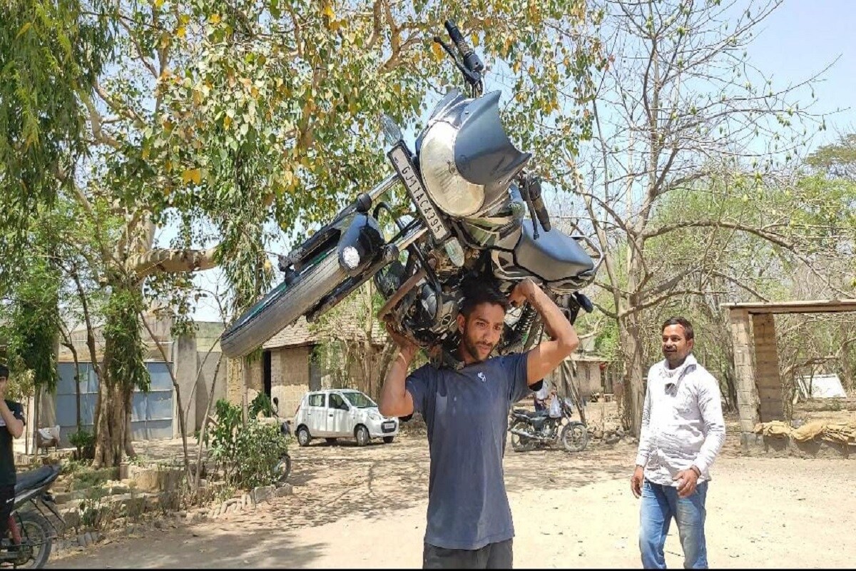 પરંતુ તે રકમ સાગર પોતાના ખિસ્સામાં રાખવાને બદલે ગાયોને ચારો નાખી સેવાનું કાર્ય કરી રહ્યાં છે.સાગર ચૌહાણ કોઈ પણ બાઈકને આસાનીથી ઉપાડી ખંભા પર લઇ શકે છે.જો કે બાઈક નીચે ન પડે તે માટે અન્ય વ્યક્તિનો સામાન્ય સહારો લે છે. પરંતુ તે રકમ સાગર પોતાના ખિસ્સામાં રાખવાને બદલે ગાયોને ચારો નાખી સેવાનું કાર્ય કરી રહ્યાં છે.સાગર ચૌહાણ કોઈ પણ બાઈકને આસાનીથી ઉપાડી ખંભા પર લઇ શકે છે.જો કે બાઈક નીચે ન પડે તે માટે અન્ય વ્યક્તિનો સામાન્ય સહારો લે છે.