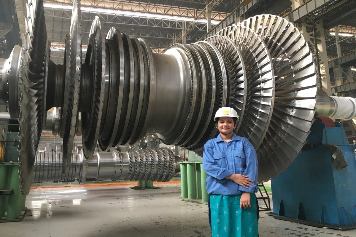 3. આભા શેઠ - પાવર લેડી (Power Lady)- કોરોનામાં લાગેલા લોકડાઉન છતાં L&T MHI પાવર ટર્બાઇન જનરેટર્સએ પોતાના જાપાની ગ્રાહકના શેડ્યુલને પૂરો કરવા સમયસર 1070 MW સુપર ક્રિટિકલ સ્ટીમ ટર્બાઇનની આપૂર્તિ કરી. આભા શેઠે ગુજરાતના વલ્લભ વિદ્યાનગર સ્થિત બિરલા વિશ્વકર્મા મહાવિદ્યાલયથી ઇલેક્ટ્રિકલ એન્જિનિયરની પદવી મેળવી. જે બાદ તેણી 2009માં ગ્રેજ્યુએટ ટ્રેની એન્જિનિયર તરીકે L&Tમાં જોડાઈ હતી. તેમણે કોરાડી ટીમ અને L&T પાવર માટે ડેટાબેઝ પ્રબંધન પ્રણાલીનો અમલ કર્યો. તેમણે હજીરામાં L&Tની મેગા સુવિધામાં વિનિર્માણ પ્રક્રિયાને સફળતાપૂર્વક સ્થાપિત કરી. 3. આભા શેઠ - પાવર લેડી (Power Lady)- કોરોનામાં લાગેલા લોકડાઉન છતાં L&T MHI પાવર ટર્બાઇન જનરેટર્સએ પોતાના જાપાની ગ્રાહકના શેડ્યુલને પૂરો કરવા સમયસર 1070 MW સુપર ક્રિટિકલ સ્ટીમ ટર્બાઇનની આપૂર્તિ કરી. આભા શેઠે ગુજરાતના વલ્લભ વિદ્યાનગર સ્થિત બિરલા વિશ્વકર્મા મહાવિદ્યાલયથી ઇલેક્ટ્રિકલ એન્જિનિયરની પદવી મેળવી. જે બાદ તેણી 2009માં ગ્રેજ્યુએટ ટ્રેની એન્જિનિયર તરીકે L&Tમાં જોડાઈ હતી. તેમણે કોરાડી ટીમ અને L&T પાવર માટે ડેટાબેઝ પ્રબંધન પ્રણાલીનો અમલ કર્યો. તેમણે હજીરામાં L&Tની મેગા સુવિધામાં વિનિર્માણ પ્રક્રિયાને સફળતાપૂર્વક સ્થાપિત કરી.