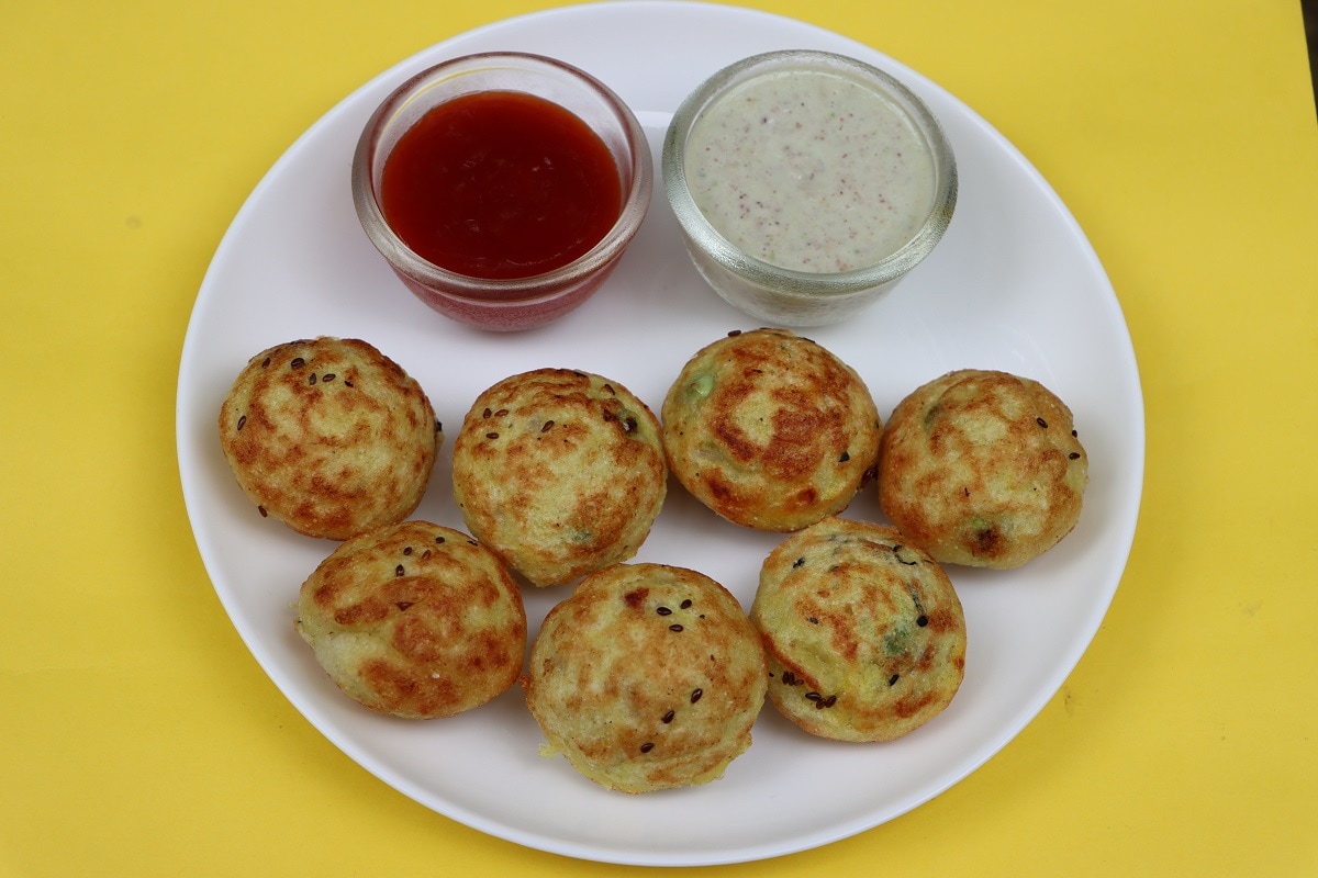 અપ્પમ બનાવવા માટેની સામગ્રી - સોજી એટલે કે રવો – અડધો કપ(લગભગ 100 ગ્રામ), દહીં – અડધો કપ(ફેંટેલુ), તેલ – 2 ટેબલ સ્પૂન, લીલા વટાણા – ¼ કપ, ફ્લાવર – ¼ કપ(ઝીણું સમારેલું), રાઈ – ¼ નાની ચમચી, મીઠોલીમડો – 10 પાન (સમારેલા), બેકિંગ સોડા – ¼ નાની ચમચી, લીલા મર્ચા – 1 ઝીણું કાપેલું, આદુની પેસ્ટ – ¼ નાની ચમચી, મીઠું – સ્વાદ અનુસાર અપ્પમ બનાવવા માટેની સામગ્રી - સોજી એટલે કે રવો – અડધો કપ(લગભગ 100 ગ્રામ), દહીં – અડધો કપ(ફેંટેલુ), તેલ – 2 ટેબલ સ્પૂન, લીલા વટાણા – ¼ કપ, ફ્લાવર – ¼ કપ(ઝીણું સમારેલું), રાઈ – ¼ નાની ચમચી, મીઠોલીમડો – 10 પાન (સમારેલા), બેકિંગ સોડા – ¼ નાની ચમચી, લીલા મર્ચા – 1 ઝીણું કાપેલું, આદુની પેસ્ટ – ¼ નાની ચમચી, મીઠું – સ્વાદ અનુસાર