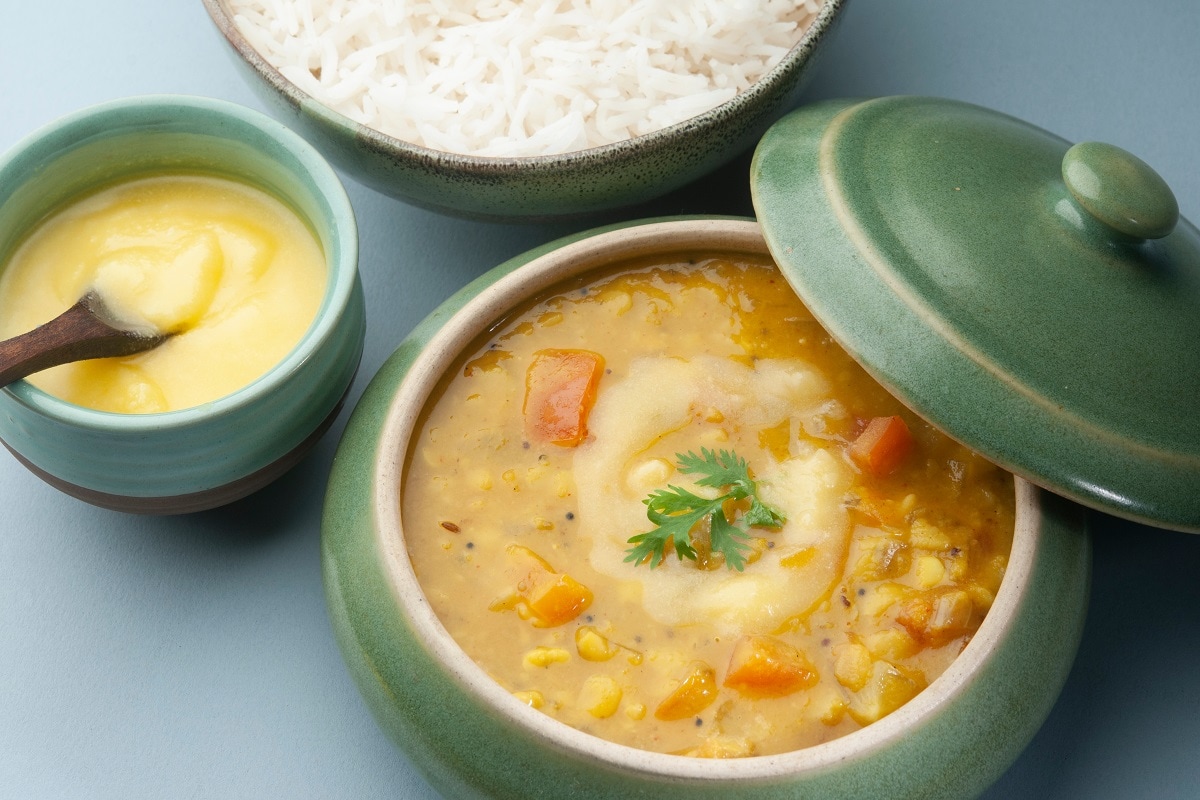 Benefits Of Dal-Chawal: ભારતમાં મોટાભાગના ઘરોમાં દાળ-ભાત બને છે અને લોકો તેને પસંદ પણ કરે છે. આ કોમ્બિનેશન ફૂડમાં પ્રોટીન અને કાર્બોહાઈડ્રેટ ભરપૂર માત્રામાં મળે છે. લોકો તેને આસાનીથી ખાઈ શકે છે. જોકે, ઘણીવાર લોકોના મનમાં સવાલ થાય છે કે, રાત્રે દાળ-ભાત ખાવા યોગ્ય છે કે નહી. ખાસ કરીને જે લોકો વજન ઘટાડવા માગે છે તેઓ એવુ વિચારે છે કે, દાળ-ભાત ખાવા તેમના ડાયેટ પ્લાન પ્રમાણે બરાબર છે કે નહી. જો તમે આવુ વિચારો છો તો તમને જણાવી દઈએ કે, ડિનરમાં દાળ-ભાત વજન ઓછુ કરવા માટે સૌથી પરફેક્ટ મીલ સાબિત થઈ શકે છે. Benefits Of Dal-Chawal: ભારતમાં મોટાભાગના ઘરોમાં દાળ-ભાત બને છે અને લોકો તેને પસંદ પણ કરે છે. આ કોમ્બિનેશન ફૂડમાં પ્રોટીન અને કાર્બોહાઈડ્રેટ ભરપૂર માત્રામાં મળે છે. લોકો તેને આસાનીથી ખાઈ શકે છે. જોકે, ઘણીવાર લોકોના મનમાં સવાલ થાય છે કે, રાત્રે દાળ-ભાત ખાવા યોગ્ય છે કે નહી. ખાસ કરીને જે લોકો વજન ઘટાડવા માગે છે તેઓ એવુ વિચારે છે કે, દાળ-ભાત ખાવા તેમના ડાયેટ પ્લાન પ્રમાણે બરાબર છે કે નહી. જો તમે આવુ વિચારો છો તો તમને જણાવી દઈએ કે, ડિનરમાં દાળ-ભાત વજન ઓછુ કરવા માટે સૌથી પરફેક્ટ મીલ સાબિત થઈ શકે છે.
