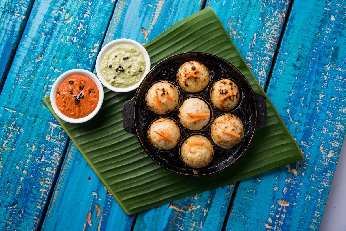 Appam Recipe(Instant Rava Appam) ઘણીવાર કંઈક અલગ ખાવાનું મન થાય છે પણ ખબર નથી પડતી કે એવું શું બનાવીએ કે જેની વધારે તૈયારીઓ ન કરવી પડે અને જલ્દી બની જાય. તો આવા સમયે તમે સોજીના અપ્પમ બનાવીને ખાઈ શકો છો. તો આવો જાણીએ સોજી અપ્પમ બનાવવાની રીત. Appam Recipe(Instant Rava Appam) ઘણીવાર કંઈક અલગ ખાવાનું મન થાય છે પણ ખબર નથી પડતી કે એવું શું બનાવીએ કે જેની વધારે તૈયારીઓ ન કરવી પડે અને જલ્દી બની જાય. તો આવા સમયે તમે સોજીના અપ્પમ બનાવીને ખાઈ શકો છો. તો આવો જાણીએ સોજી અપ્પમ બનાવવાની રીત.