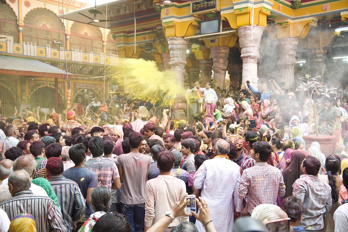 માહિતી પ્રમાણે, હોળીના પાવન પર્વે દ્વારકા મંદિરમાં દર્શન માટે ચારથી પાંચ દિવસમાં 2 લાખથી વધુ યાત્રાળુઓ દર્શન માટે આવતા હોય છે. જેના કારણે મંદિરમાં કોરોનાની ગાઈડલાઈનનો ભંગ થઈ શકે અને કોરોના વકરી પણ શકે છે. જેથી ત્રણ દિવસ સુધી મંદિરમાં પ્રવેશ બંધ રાખવાનો નિર્ણય લેવામાં આવ્યો છે. (shutterstock Image) માહિતી પ્રમાણે, હોળીના પાવન પર્વે દ્વારકા મંદિરમાં દર્શન માટે ચારથી પાંચ દિવસમાં 2 લાખથી વધુ યાત્રાળુઓ દર્શન માટે આવતા હોય છે. જેના કારણે મંદિરમાં કોરોનાની ગાઈડલાઈનનો ભંગ થઈ શકે અને કોરોના વકરી પણ શકે છે. જેથી ત્રણ દિવસ સુધી મંદિરમાં પ્રવેશ બંધ રાખવાનો નિર્ણય લેવામાં આવ્યો છે. (shutterstock Image)