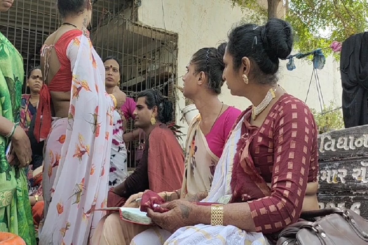 તમામ કિન્નરો આમ તો લોકોના ઘરે શુભ પ્રસંગોએ દાપુ માંગીને પોતાનું જીવન ગુજારતા હોય છે. પરંતુ જે સમાજમાંથી દાપુ મેળવી જીવન ગુજારે છે તે સમાજ માટે પોતાનું યોગદાન આપવાને પણ પોતાની ફરજ સમજે છે ત્યારે આજે કિન્નરો ધૈર્યરાજ માટે જ્યારે આગળ આવ્યા છે. તો તેઓ કિન્નર સમાજના લોકોને અપીલ પણ કરી રહ્યા છે કે, આ બાળકને નવજીવન આપવા માટે મદદ કરો. તમામ કિન્નરો આમ તો લોકોના ઘરે શુભ પ્રસંગોએ દાપુ માંગીને પોતાનું જીવન ગુજારતા હોય છે. પરંતુ જે સમાજમાંથી દાપુ મેળવી જીવન ગુજારે છે તે સમાજ માટે પોતાનું યોગદાન આપવાને પણ પોતાની ફરજ સમજે છે ત્યારે આજે કિન્નરો ધૈર્યરાજ માટે જ્યારે આગળ આવ્યા છે. તો તેઓ કિન્નર સમાજના લોકોને અપીલ પણ કરી રહ્યા છે કે, આ બાળકને નવજીવન આપવા માટે મદદ કરો.