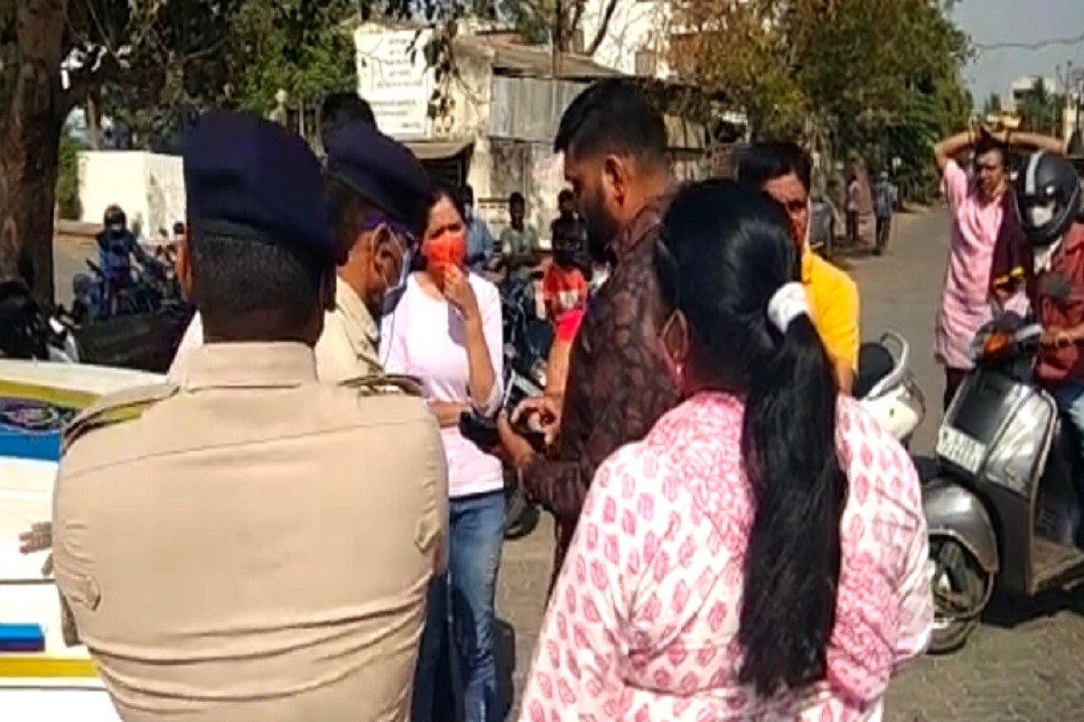 ગ્રામજનોનું કહેવું છે એરપોર્ટ જે જગ્યા બન્યું છે તે જમીન પણ કાંઠા વિસ્તારના પૂર્વજોની જમીન હતી તેમાં એરપોર્ટ બનાવી દીધું છે. બાદમાં વર્ષો જૂનું મંદિર પણ તોડી પાડી હિન્દૂ સમાજની લાગણી દુભાઈ છે. આ મંદિર સ્થળાંતરની મંજૂરી ગામના લોકોએ આપી હતી પણ એરપોર્ટ ઓથોરિટીએ આ મંદિર હટાવી મૂર્તિ રઝળતી મૂકી દેતા વિવાદ વકર્યો છે. આ મામલે પોલીસ તાત્કાલિક પહોંચી લોકોને સમજાવવાનો પ્રયાસ કરવામાં આવ્યો હતો. જોકે હાલ તો ગ્રામજનો રોષે ભરાયા છે તો આ મંદિર વિવાદ મામલે યોગ્ય કાર્યવાહી થાય તેવી માંગ ગ્રામજનો કરી રહ્યા છે. ગ્રામજનોનું કહેવું છે એરપોર્ટ જે જગ્યા બન્યું છે તે જમીન પણ કાંઠા વિસ્તારના પૂર્વજોની જમીન હતી તેમાં એરપોર્ટ બનાવી દીધું છે. બાદમાં વર્ષો જૂનું મંદિર પણ તોડી પાડી હિન્દૂ સમાજની લાગણી દુભાઈ છે. આ મંદિર સ્થળાંતરની મંજૂરી ગામના લોકોએ આપી હતી પણ એરપોર્ટ ઓથોરિટીએ આ મંદિર હટાવી મૂર્તિ રઝળતી મૂકી દેતા વિવાદ વકર્યો છે. આ મામલે પોલીસ તાત્કાલિક પહોંચી લોકોને સમજાવવાનો પ્રયાસ કરવામાં આવ્યો હતો. જોકે હાલ તો ગ્રામજનો રોષે ભરાયા છે તો આ મંદિર વિવાદ મામલે યોગ્ય કાર્યવાહી થાય તેવી માંગ ગ્રામજનો કરી રહ્યા છે.