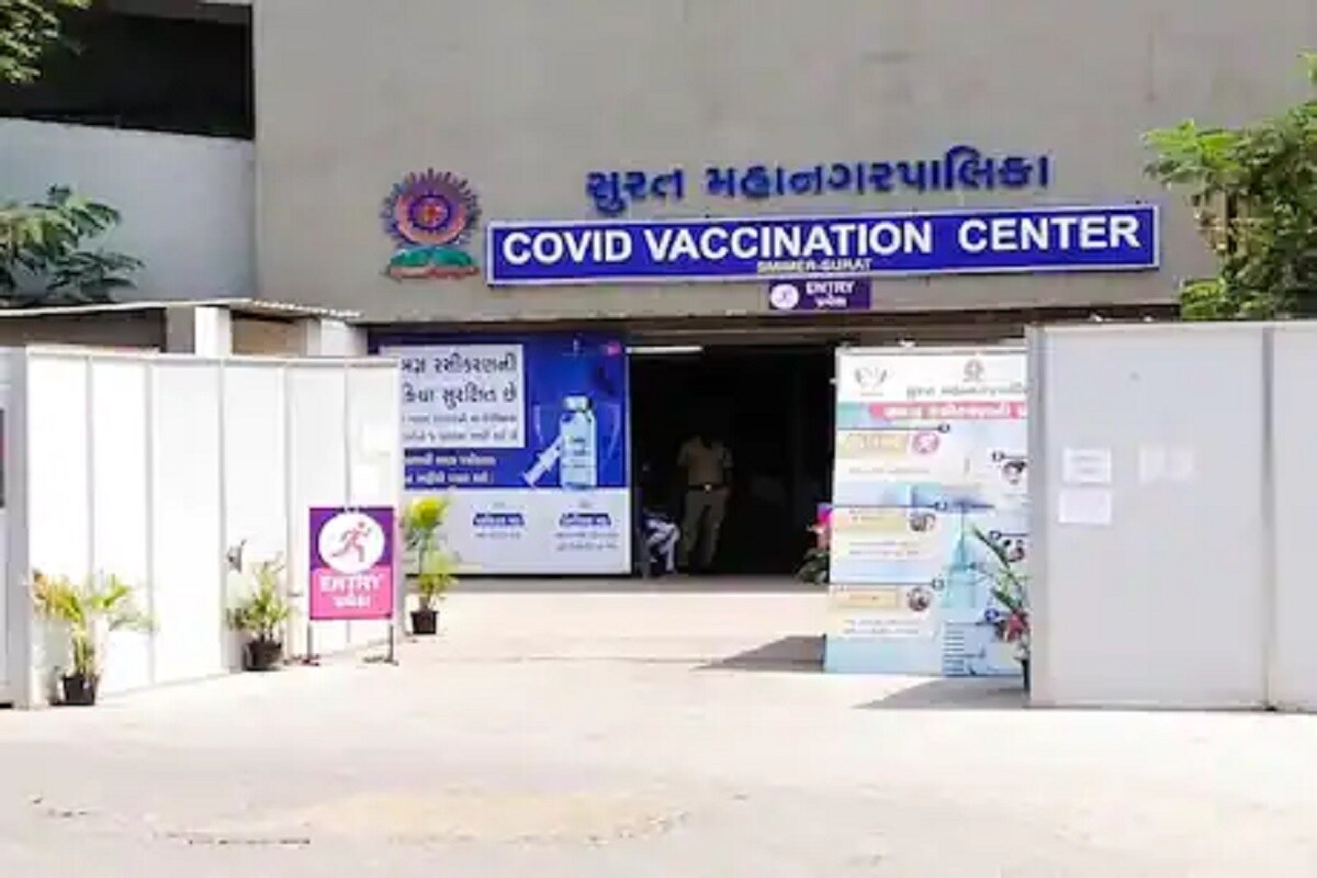 આજે સેન્ટ્રલ ઝોનમાં 153, વરાછા એ ઝોનમાં 164, વરાછા બી 2 142 , રાંદેર ઝોન 334, કતારગામ ઝોનમાં 227, લીંબાયત ઝોનમાં 180, ઉધના ઝોનમાં 177 અને અથવા ઝોનમાં 343 કેસ નોંધાયા છે. જોકે ગતરોજ સુરતમાં અથવા અને ખાસ કરીને રાંદેર ઝોનમાં સંક્રમણ વધી રહ્યું છે, જેને લઈને કેટલાક વિસ્તારને કંટેનમેન્ટ ઝોન જાહેર કરવામાં આવ્યા છે, ત્યારે તંત્રની ચિંતા પણ સતત વધી રહી છે. અહીંયા કોરોનાગાઈડઇન પાલન નથી થતું તેવું લાગી રહ્યુ છે, તંત્ર દ્વારા ટિમો બનાવી માસ્ક અને સોશિયલ ડિસ્ટનના ભંગ બદલ દંડની કાર્યવાહી પણ કરવામાં આવી રહી છે. આજે સેન્ટ્રલ ઝોનમાં 153, વરાછા એ ઝોનમાં 164, વરાછા બી 2 142 , રાંદેર ઝોન 334, કતારગામ ઝોનમાં 227, લીંબાયત ઝોનમાં 180, ઉધના ઝોનમાં 177 અને અથવા ઝોનમાં 343 કેસ નોંધાયા છે. જોકે ગતરોજ સુરતમાં અથવા અને ખાસ કરીને રાંદેર ઝોનમાં સંક્રમણ વધી રહ્યું છે, જેને લઈને કેટલાક વિસ્તારને કંટેનમેન્ટ ઝોન જાહેર કરવામાં આવ્યા છે, ત્યારે તંત્રની ચિંતા પણ સતત વધી રહી છે. અહીંયા કોરોનાગાઈડઇન પાલન નથી થતું તેવું લાગી રહ્યુ છે, તંત્ર દ્વારા ટિમો બનાવી માસ્ક અને સોશિયલ ડિસ્ટનના ભંગ બદલ દંડની કાર્યવાહી પણ કરવામાં આવી રહી છે.