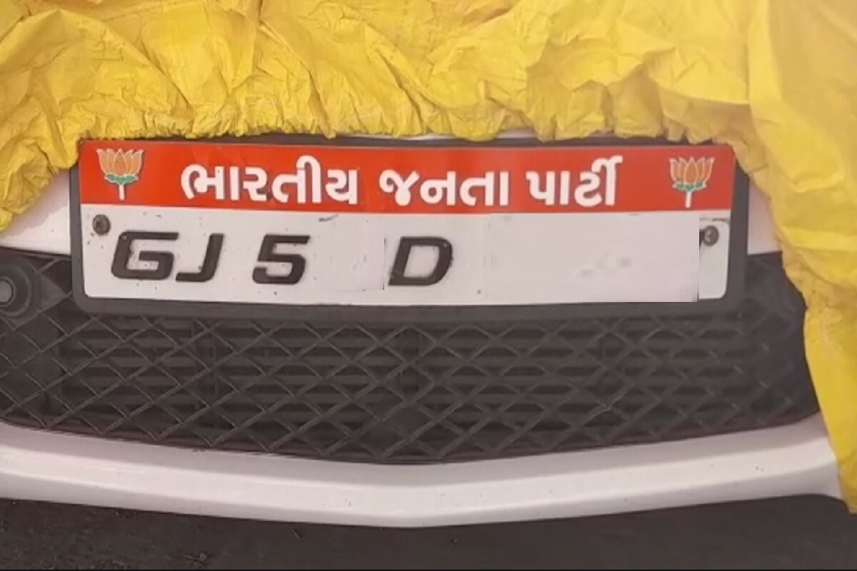પોલીસે કાર સાથે આરોપી રાકેશ હીરાભાઈ ચૌહાણ ઝડપાઈ ગયો હતો. પોલીસે દારૂ અને 15 લાખ રૂપિયાની કિંમતની કાર કબજે કરી હતી. જો કે પોલીસે કારની તપાસ કરતા કાર પર ભારતીય જનતા પાર્ટી લખ્યું હતું. જેને જોઈને પોલીસ આશ્ચર્યમાં મુકે ગઈ હતી. પોલીસે કાર સાથે આરોપી રાકેશ હીરાભાઈ ચૌહાણ ઝડપાઈ ગયો હતો. પોલીસે દારૂ અને 15 લાખ રૂપિયાની કિંમતની કાર કબજે કરી હતી. જો કે પોલીસે કારની તપાસ કરતા કાર પર ભારતીય જનતા પાર્ટી લખ્યું હતું. જેને જોઈને પોલીસ આશ્ચર્યમાં મુકે ગઈ હતી.