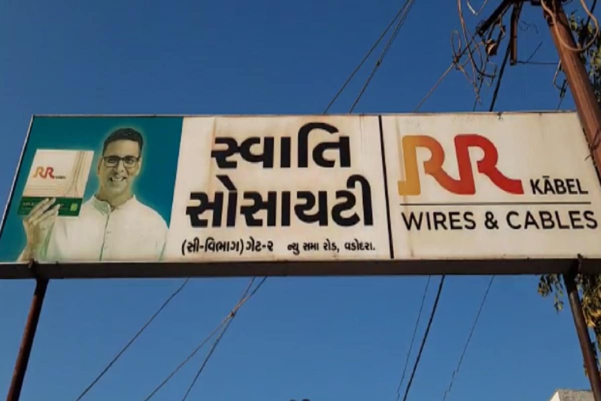 જ્યારે ત્રણ લોકોના ઘટના સ્થળે જ મોત નીપજ્યા હતા. છ સભ્યો પૈકી ઘરના વડિલ નરેન્દ્રભાઈ સોની, તેમની પુત્રી અને નાના બાળકનું મોત નીપજ્યું હતું. જ્યારે નરેન્દ્રભાઈના પત્ની, તેમનો પુત્ર અને પુત્રવધૂ જીવતી હોવાથી સારવાર અર્થે મોકલી આપ્યા હતા. જ્યારે ત્રણ લોકોના ઘટના સ્થળે જ મોત નીપજ્યા હતા. છ સભ્યો પૈકી ઘરના વડિલ નરેન્દ્રભાઈ સોની, તેમની પુત્રી અને નાના બાળકનું મોત નીપજ્યું હતું. જ્યારે નરેન્દ્રભાઈના પત્ની, તેમનો પુત્ર અને પુત્રવધૂ જીવતી હોવાથી સારવાર અર્થે મોકલી આપ્યા હતા.