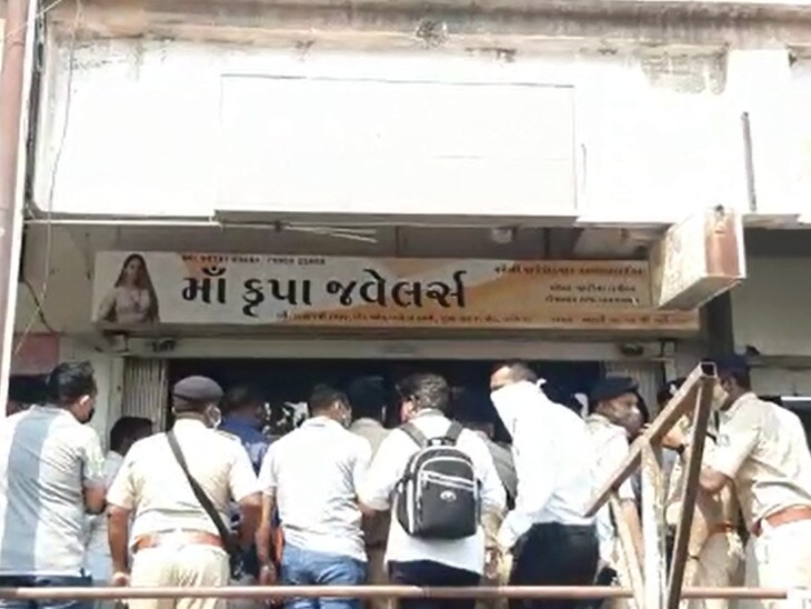 ત્યારે ઉત્તરપ્રદેશથી ઝડપાયેલા લૂંટારૂની ક્રાઇમ બ્રાન્ચે પ્રાથમિક પુછપરછ કરતા જાણવા મળ્યું હતુ કે, દિપક મિશ્રા સયાજીપુરા ખાતે શાકભાજીનો વેપાર કરે છે. રાજેશ સોનીને લૂંટવા માટે દિપકએ 22 દિવસ સુધી સતત રેકી કરી હતી. જેમાં રાજેશ સોનીની તમામ હીલચાલ પર તેની ચાંપતી નજર હતી. ગત તા. 24 ફેબ્રુઆરીના રોજ તક મળતાની સાથે જ દિપક પત્ની માટે ચેઇન ખરીદવાના બહાને દુકાનમાં ઘૂસી ગયો હતો. ત્યારે ઉત્તરપ્રદેશથી ઝડપાયેલા લૂંટારૂની ક્રાઇમ બ્રાન્ચે પ્રાથમિક પુછપરછ કરતા જાણવા મળ્યું હતુ કે, દિપક મિશ્રા સયાજીપુરા ખાતે શાકભાજીનો વેપાર કરે છે. રાજેશ સોનીને લૂંટવા માટે દિપકએ 22 દિવસ સુધી સતત રેકી કરી હતી. જેમાં રાજેશ સોનીની તમામ હીલચાલ પર તેની ચાંપતી નજર હતી. ગત તા. 24 ફેબ્રુઆરીના રોજ તક મળતાની સાથે જ દિપક પત્ની માટે ચેઇન ખરીદવાના બહાને દુકાનમાં ઘૂસી ગયો હતો.