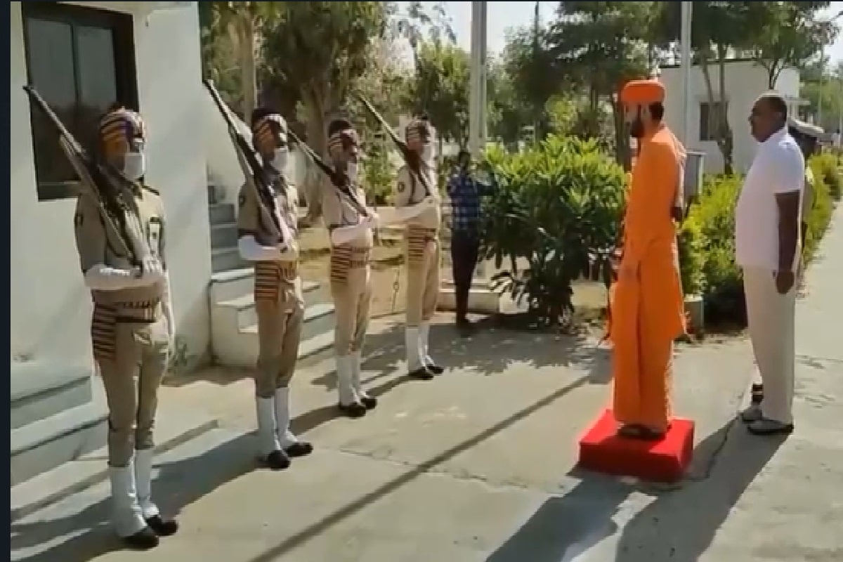 ગીતા મહેતા, ગાંધીનગર: અમદાવાદ મહેસાણા (Mahesana) જીલ્લાન હોમગાર્ડ ટ્રેનીંગ સેન્ટરમાં (home gaurd training centere) એક મહંતને પોલીસ અધિકારીની જેમ જ સલામી આપવામાં આવતા વિવાદ ઉભો થયો છે. આ અંગે હોમગાર્ડ ડિજીપીએ (homegaurd DGP) વીડિયોના આધારે હોમગાર્ડના અધિકારી અને જવાનો વિરૂદ્ધ તપાસના આદેશ આપ્યા છે. ગીતા મહેતા, ગાંધીનગર: અમદાવાદ મહેસાણા (Mahesana) જીલ્લાન હોમગાર્ડ ટ્રેનીંગ સેન્ટરમાં (home gaurd training centere) એક મહંતને પોલીસ અધિકારીની જેમ જ સલામી આપવામાં આવતા વિવાદ ઉભો થયો છે. આ અંગે હોમગાર્ડ ડિજીપીએ (homegaurd DGP) વીડિયોના આધારે હોમગાર્ડના અધિકારી અને જવાનો વિરૂદ્ધ તપાસના આદેશ આપ્યા છે.