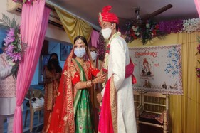 કોરોનામાં નવી રાહ, 11 પરિવારજનો વચ્ચે અમદાવાદમાં પટેલ પરિવારે કર્યા આર્ય સમાજમાં લગ્ન