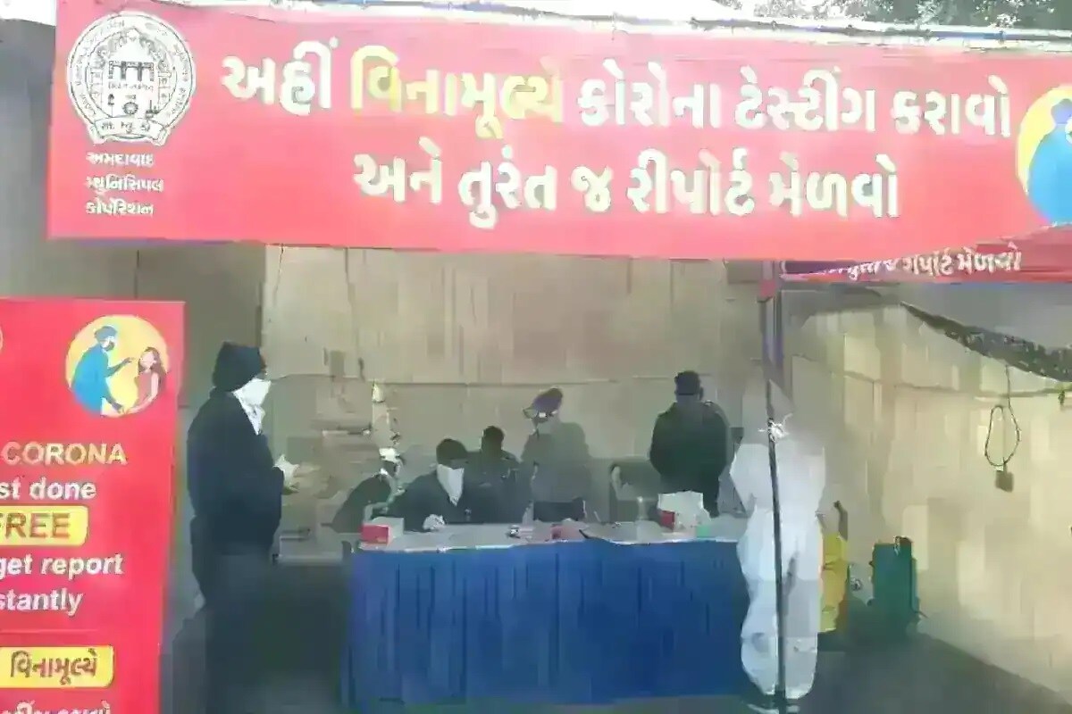 અમદાવાદ : રાજ્યમાં (Gujarat)છેલ્લા 24 કલાકમાં કોરોના વાયરસના (Coronavirus)નવા 8920 કેસ નોંધાયા છે. જેની સામે 3387 દર્દીઓ સાજા થયા છે. છેલ્લા 24 કલાકમાં રાજ્યમાં કોવિડ-19 (Covid19)ના કારણે 94 દર્દીના મોત થયા છે. રાજ્યમાં કુલ મૃત્યુઆંક 5170 થયો છે. રાજ્યમાં સાજા થવાનો દર 85.73 ટકા છે. અત્યાર સુધીમાં 87,11,085 વ્યક્તિઓને કોરોના વેક્સીનનો (CoronaVaccine) પ્રથમ ડોઝ અને 13,02,796 વ્યક્તિઓને કોરોના વેક્સીનનો બીજો ડોઝ આપવામાં આવ્યો છે. આજે કુલ 1,31,826 વ્યક્તિઓનું રસીકરણ થયું છે. (પ્રતિકાત્મક તસવીર) અમદાવાદ : રાજ્યમાં (Gujarat)છેલ્લા 24 કલાકમાં કોરોના વાયરસના (Coronavirus)નવા 8920 કેસ નોંધાયા છે. જેની સામે 3387 દર્દીઓ સાજા થયા છે. છેલ્લા 24 કલાકમાં રાજ્યમાં કોવિડ-19 (Covid19)ના કારણે 94 દર્દીના મોત થયા છે. રાજ્યમાં કુલ મૃત્યુઆંક 5170 થયો છે. રાજ્યમાં સાજા થવાનો દર 85.73 ટકા છે. અત્યાર સુધીમાં 87,11,085 વ્યક્તિઓને કોરોના વેક્સીનનો (CoronaVaccine) પ્રથમ ડોઝ અને 13,02,796 વ્યક્તિઓને કોરોના વેક્સીનનો બીજો ડોઝ આપવામાં આવ્યો છે. આજે કુલ 1,31,826 વ્યક્તિઓનું રસીકરણ થયું છે. (પ્રતિકાત્મક તસવીર)