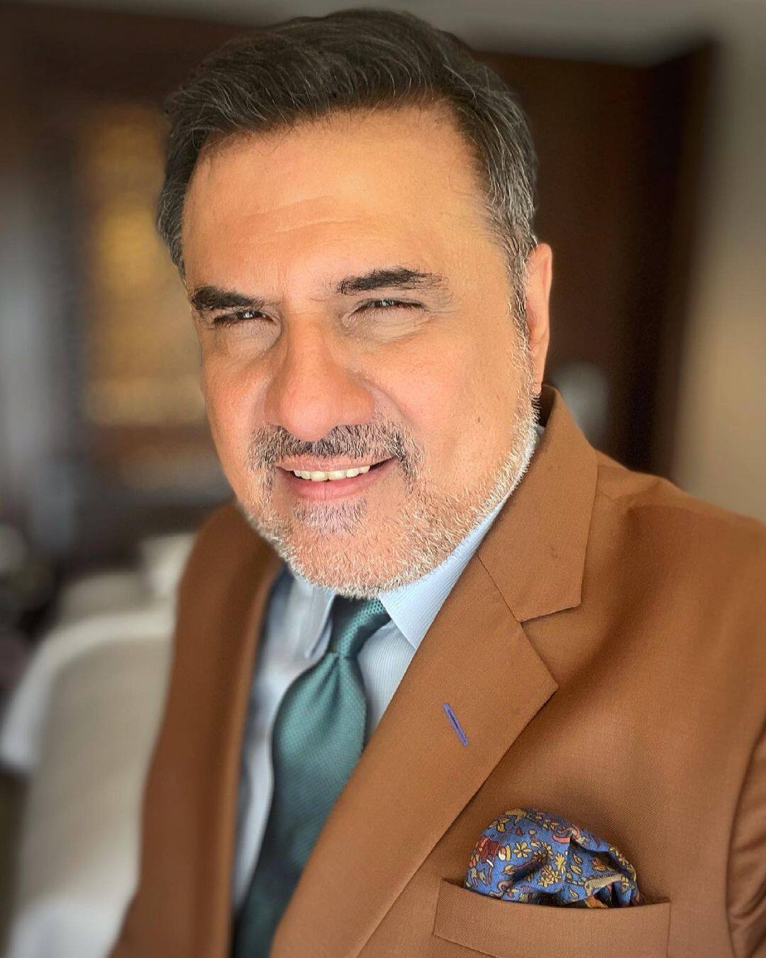  બોમન ઈરાનીએ વર્ષ 2003માં ફિલ્મ મુન્નાભાઈ એમબીબીએસથી ફિલ્મોમાં ડેબ્યુ કર્યું હતું. આ પહેલા બોમન ઈરાની મુંબઈની એક ફાઈવસ્ટાર હોટલમાં સપોર્ટ સ્ટાફ તરીકે કામ કરતા હતા.