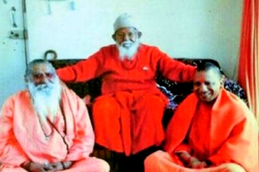 મહંત ગુલાબનાથ: તેઓ નાથ સંપ્રદાયના પ્રસિદ્ધ સંત હતા અને યોગી આદિત્યનાથ અને તેમના ગુરુ મહંત અવૈધનાથ દ્વારા આદર ભાવના રાખતા હતા. તેઓ જન્મથી મુસ્લિમ હતા અને તેમનું અસલી નામ ગુલ મહોમ્મદ હતું. મહંત ગુલાબનાથ: તેઓ નાથ સંપ્રદાયના પ્રસિદ્ધ સંત હતા અને યોગી આદિત્યનાથ અને તેમના ગુરુ મહંત અવૈધનાથ દ્વારા આદર ભાવના રાખતા હતા. તેઓ જન્મથી મુસ્લિમ હતા અને તેમનું અસલી નામ ગુલ મહોમ્મદ હતું.