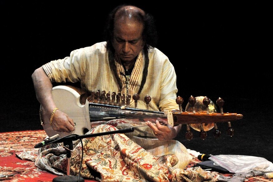 આશિષ ખાન દેવશર્મા: તેઓ પ્રખ્યાત સરોદવાદક છે. તેમણે હિન્દૂ ધર્મ આપનાવ્યા બાદ પોતાના નામ પાછળ દેવશર્મા લગાવ્યું છે. આશિષ ખાન દેવશર્મા: તેઓ પ્રખ્યાત સરોદવાદક છે. તેમણે હિન્દૂ ધર્મ આપનાવ્યા બાદ પોતાના નામ પાછળ દેવશર્મા લગાવ્યું છે.