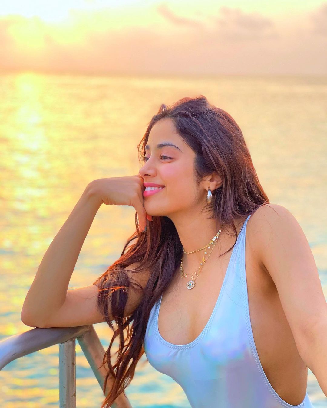 એન્ટરટેઇનમેન્ટ ડેસ્ક:જાહ્નવી કપૂર પણ બોલિવૂડની મોટાભાગની સેલિબ્રિટીઝની જેમ હાલમાં માલદિવ્સમાં છે. અને અહીંથી તેની બોલ્ડ તસવીરો શેર કરી રીહ છે. અહીં તે તેનાં મિત્રો સાથે આવી છે. અને આ રજાઓનો ભરપૂર ફાયદો ઉઠાવી રહી છે. માલદિવ્સમાં મિત્રો સાથે આ વેકેશનની મજા જાહ્નવી કપૂરે ઉઠાવી છે જોકે તસવીરોમાં તે એકલી જ નજર આવે છે તેની મિત્રો નજર આવી રહી નથી. (Image: Instagram) એન્ટરટેઇનમેન્ટ ડેસ્ક:જાહ્નવી કપૂર પણ બોલિવૂડની મોટાભાગની સેલિબ્રિટીઝની જેમ હાલમાં માલદિવ્સમાં છે. અને અહીંથી તેની બોલ્ડ તસવીરો શેર કરી રીહ છે. અહીં તે તેનાં મિત્રો સાથે આવી છે. અને આ રજાઓનો ભરપૂર ફાયદો ઉઠાવી રહી છે. માલદિવ્સમાં મિત્રો સાથે આ વેકેશનની મજા જાહ્નવી કપૂરે ઉઠાવી છે જોકે તસવીરોમાં તે એકલી જ નજર આવે છે તેની મિત્રો નજર આવી રહી નથી. (Image: Instagram)