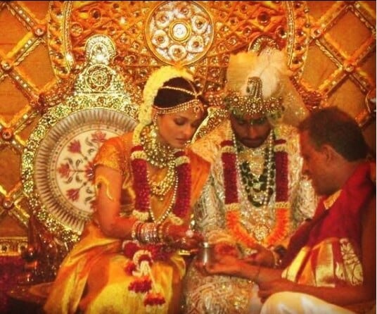 એન્ટરટેઇનમેન્ટ ડેસ્ક: બોલિવૂડનાં સૌથી મોટાં લગ્ન ઐશ્વર્યા રાય બચ્ચન (Aishwarya Rai) અને અભિષેક બચ્ચન (Abhishek bachchan)નાં લગ્નની ગણતરી જરૂર થાય છે. તે સમયે તેમનાં લગ્નમાટે ફેન્સ અને મીડિયામાં ઘણી જ એક્સાઇટમેન્ટ હતી. (PHOTO:@BombayTimes) એન્ટરટેઇનમેન્ટ ડેસ્ક: બોલિવૂડનાં સૌથી મોટાં લગ્ન ઐશ્વર્યા રાય બચ્ચન (Aishwarya Rai) અને અભિષેક બચ્ચન (Abhishek bachchan)નાં લગ્નની ગણતરી જરૂર થાય છે. તે સમયે તેમનાં લગ્નમાટે ફેન્સ અને મીડિયામાં ઘણી જ એક્સાઇટમેન્ટ હતી. (PHOTO:@BombayTimes)