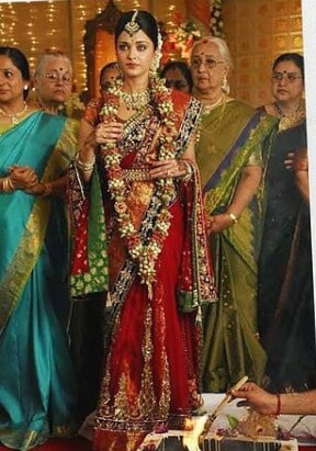 ઐશ્વર્યા અને અભિષેક વર્ષ 2007માં લગ્નનાં બંધનમાં બંધાયા. તેમનાં લગ્નને 14 વર્ષ થવા આવ્યાં. આ સમયે ઐશ્વર્યા અને અભિષેકનાં લગ્નની કેટલીક અઝાણી તસવીરો સોશિયલ મીડિયામાં ખુબજ વાયરલ થઇ રહી છે. (PHOTO:@BombayTimes) ઐશ્વર્યા અને અભિષેક વર્ષ 2007માં લગ્નનાં બંધનમાં બંધાયા. તેમનાં લગ્નને 14 વર્ષ થવા આવ્યાં. આ સમયે ઐશ્વર્યા અને અભિષેકનાં લગ્નની કેટલીક અઝાણી તસવીરો સોશિયલ મીડિયામાં ખુબજ વાયરલ થઇ રહી છે. (PHOTO:@BombayTimes)