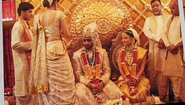 આ ફોટોમાં બિગ બી તેની દીકરી સાથે ડાન્સ કરતાં નજર આવે છે. તસવીરથી અમિતાભ અને શ્વેતાની ખુશીનો અંદાજ લગાવી શકાય છે. (PHOTO:@BombayTimes) આ ફોટોમાં બિગ બી તેની દીકરી સાથે ડાન્સ કરતાં નજર આવે છે. તસવીરથી અમિતાભ અને શ્વેતાની ખુશીનો અંદાજ લગાવી શકાય છે. (PHOTO:@BombayTimes)