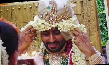 અમિતાભ બચ્ચનની મેગા બજેટ ફિલ્મ 'બ્રહ્માસ્ત્ર' પણ તૈયાર છે જોકે તે ક્યારે રિલીઝ થશે તે હજુ સુધી નક્કી નથી. આ ફિલ્મમાં તેમનાં ઉપરાંત રણબીર કપૂર અને આલિયા ભટ્ટ લિડ રોલમાં છે. (PHOTO:@BombayTimes) અમિતાભ બચ્ચનની મેગા બજેટ ફિલ્મ 'બ્રહ્માસ્ત્ર' પણ તૈયાર છે જોકે તે ક્યારે રિલીઝ થશે તે હજુ સુધી નક્કી નથી. આ ફિલ્મમાં તેમનાં ઉપરાંત રણબીર કપૂર અને આલિયા ભટ્ટ લિડ રોલમાં છે. (PHOTO:@BombayTimes)