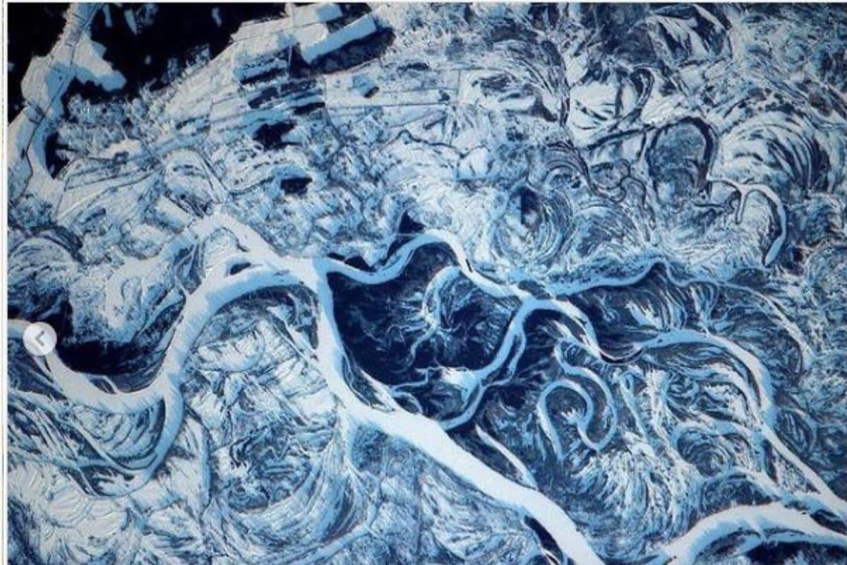  પૃથ્વી દિવસ નજીક આવતાની સાથે જ નાસાએ બ્લૂ અર્થને ઉજવવાની હાંકલ કરવામાં આવી છે. પોતાના મનગમતા કુદરતી સૌંદર્યના ફોટાને શેર કરવા પણ કહ્યું છે. જેમાંથી પસંદગી પામેલા ફોટોને નાસામાં ફીચર કરવામાં આવશે. અહીં જોવા મળતો ફોટો જામેલી વાઈલ્ડ ડિનીપર નદીનો છે.