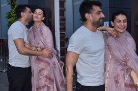 34ની થઇ PAVITRA PUNIA, બોયફ્રેન્ડ EIJAZ બધાની સામે કરી KISS