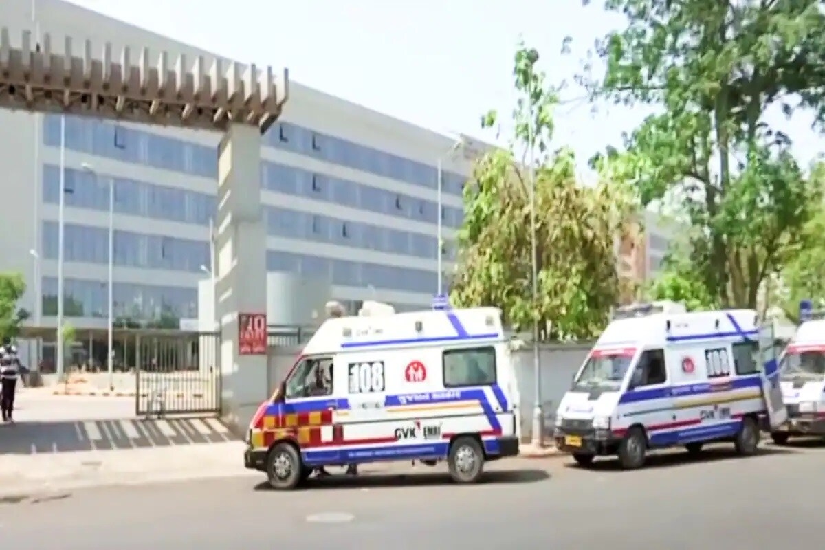 અમદાવાદ : રાજ્યમાં (Gujarat)છેલ્લા 24 કલાકમાં કોરોના વાયરસના (Coronavirus)નવા રેકોર્ડબ્રેક 13,105 કેસ નોંધાયા છે. જેની સામે 5010 દર્દીઓ સાજા થયા છે. છેલ્લા 24 કલાકમાં રાજ્યમાં કોવિડ-19 (Covid19)ના કારણે 137 દર્દીના મોત થયા છે. રાજ્યમાં કુલ મૃત્યુઆંક 5877 થયો છે. રાજ્યમાં સાજા થવાનો દર 78.41 ટકા છે. અત્યાર સુધીમાં 91,51,776 વ્યક્તિઓને કોરોના વેક્સીનનો (CoronaVaccine) પ્રથમ ડોઝ અને 17,07,297 વ્યક્તિઓને કોરોના વેક્સીનનો બીજો ડોઝ આપવામાં આવ્યો છે. આજે કુલ 1,42,537 વ્યક્તિઓનું રસીકરણ થયું છે. (પ્રતિકાત્મક તસવીર) અમદાવાદ : રાજ્યમાં (Gujarat)છેલ્લા 24 કલાકમાં કોરોના વાયરસના (Coronavirus)નવા રેકોર્ડબ્રેક 13,105 કેસ નોંધાયા છે. જેની સામે 5010 દર્દીઓ સાજા થયા છે. છેલ્લા 24 કલાકમાં રાજ્યમાં કોવિડ-19 (Covid19)ના કારણે 137 દર્દીના મોત થયા છે. રાજ્યમાં કુલ મૃત્યુઆંક 5877 થયો છે. રાજ્યમાં સાજા થવાનો દર 78.41 ટકા છે. અત્યાર સુધીમાં 91,51,776 વ્યક્તિઓને કોરોના વેક્સીનનો (CoronaVaccine) પ્રથમ ડોઝ અને 17,07,297 વ્યક્તિઓને કોરોના વેક્સીનનો બીજો ડોઝ આપવામાં આવ્યો છે. આજે કુલ 1,42,537 વ્યક્તિઓનું રસીકરણ થયું છે. (પ્રતિકાત્મક તસવીર)