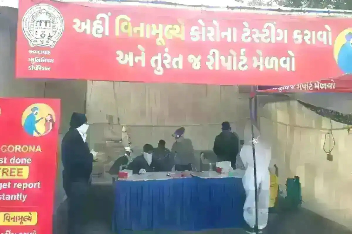 અમદાવાદ : રાજ્યમાં (Gujarat)છેલ્લા 24 કલાકમાં કોરોના વાયરસના (Coronavirus)નવા 2875 કેસ નોંધાયા છે. જેની સામે 2024 દર્દીઓ સાજા થયા છે. છેલ્લા 24 કલાકમાં રાજ્યમાં કોવિડ-19 (Covid19)ના કારણે 14 દર્દીના મોત થયા છે. રાજ્યમાં કુલ મૃત્યુઆંક 4566 થયો છે. રાજ્યમાં સાજા થવાનો દર 93.81 ટકા છે. અત્યાર સુધીમાં 64,89,441 વ્યક્તિઓને કોરોના વેક્સીનનો (CoronaVaccine) પ્રથમ ડોઝ અને 7,83,043 વ્યક્તિઓને કોરોના વેક્સીનનો બીજો ડોઝ આપવામાં આવ્યો છે. આજે કુલ 2,98,737 વ્યક્તિઓનું રસીકરણ થયું છે. વન મંત્રી ગણપતસિંહ વસાવા અને શ્રમ રોજગાર મંત્રી દિલીપ ઠાકોરનો કોરોના રિપોર્ટ પોઝિટિવ આવ્યો છે. આ સિવાય અમદાવાદ મ્યુનિસિપલ કોર્પોરેશનના ડેપ્યુટી મેયર ગીતાબેન પટેલ પણ કોરોનાગ્રસ્ત થયા છે.(પ્રતિકાત્મક તસવીર) અમદાવાદ : રાજ્યમાં (Gujarat)છેલ્લા 24 કલાકમાં કોરોના વાયરસના (Coronavirus)નવા 2875 કેસ નોંધાયા છે. જેની સામે 2024 દર્દીઓ સાજા થયા છે. છેલ્લા 24 કલાકમાં રાજ્યમાં કોવિડ-19 (Covid19)ના કારણે 14 દર્દીના મોત થયા છે. રાજ્યમાં કુલ મૃત્યુઆંક 4566 થયો છે. રાજ્યમાં સાજા થવાનો દર 93.81 ટકા છે. અત્યાર સુધીમાં 64,89,441 વ્યક્તિઓને કોરોના વેક્સીનનો (CoronaVaccine) પ્રથમ ડોઝ અને 7,83,043 વ્યક્તિઓને કોરોના વેક્સીનનો બીજો ડોઝ આપવામાં આવ્યો છે. આજે કુલ 2,98,737 વ્યક્તિઓનું રસીકરણ થયું છે. વન મંત્રી ગણપતસિંહ વસાવા અને શ્રમ રોજગાર મંત્રી દિલીપ ઠાકોરનો કોરોના રિપોર્ટ પોઝિટિવ આવ્યો છે. આ સિવાય અમદાવાદ મ્યુનિસિપલ કોર્પોરેશનના ડેપ્યુટી મેયર ગીતાબેન પટેલ પણ કોરોનાગ્રસ્ત થયા છે.(પ્રતિકાત્મક તસવીર)
