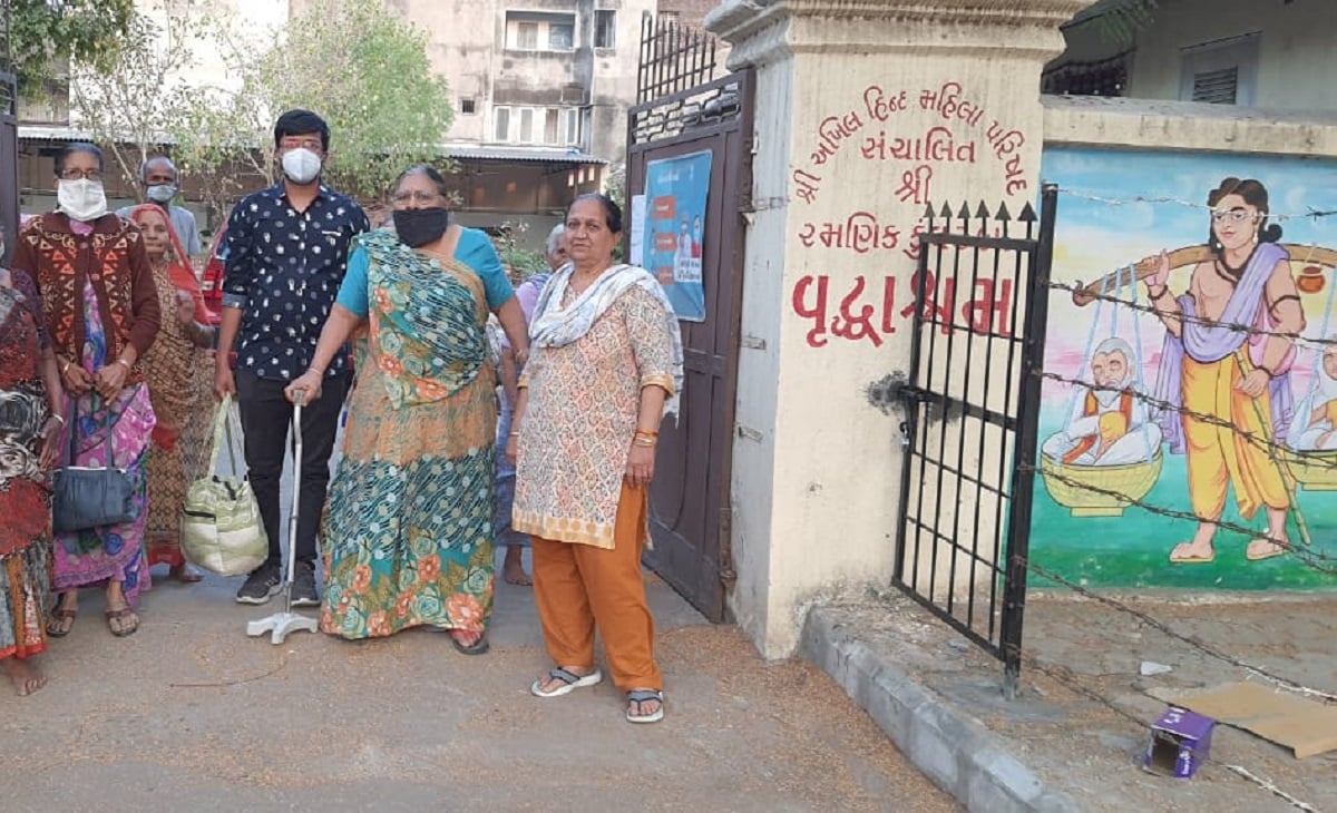 છેલ્લા પાંચ વર્ષ થી બા આશ્રમમાં રહેતા હતા જેથી અન્ય સાથીદારો સાથે સારો ઘરોબો થઈ ગયો હતો અને પરિવારની ભાવના પણ બંધાઈ ગઈ હતી. જ્યારે બાનો પરિવાર તેડવા આવ્યો ત્યારે આશ્રમવાસીઓની આંખમાં પણ હર્ષાસુ ઉમટી પડ્યા હતા. આશ્રમમાંથી રજા લેતા બા એ કહ્યું કે, કપરા કાળમાં આશ્રમે મને તૂટી જતા બચાવી, મારો જુસ્સો ટક્યો. જોકે આનો સાર એજ છે કે દરેક માનવી દરેક પ્રકારના સમય માંથી પસાર થાય જ છે. કોઈ પણ પરિસ્થિતિમાં ધૈર્ય, ધીરજ અને જુસ્સો કાયમ રાખવો જોઈએ. દુઃખ ના પણ દિવસ પસાર થાય જ છે. છેલ્લા પાંચ વર્ષ થી બા આશ્રમમાં રહેતા હતા જેથી અન્ય સાથીદારો સાથે સારો ઘરોબો થઈ ગયો હતો અને પરિવારની ભાવના પણ બંધાઈ ગઈ હતી. જ્યારે બાનો પરિવાર તેડવા આવ્યો ત્યારે આશ્રમવાસીઓની આંખમાં પણ હર્ષાસુ ઉમટી પડ્યા હતા. આશ્રમમાંથી રજા લેતા બા એ કહ્યું કે, કપરા કાળમાં આશ્રમે મને તૂટી જતા બચાવી, મારો જુસ્સો ટક્યો. જોકે આનો સાર એજ છે કે દરેક માનવી દરેક પ્રકારના સમય માંથી પસાર થાય જ છે. કોઈ પણ પરિસ્થિતિમાં ધૈર્ય, ધીરજ અને જુસ્સો કાયમ રાખવો જોઈએ. દુઃખ ના પણ દિવસ પસાર થાય જ છે.