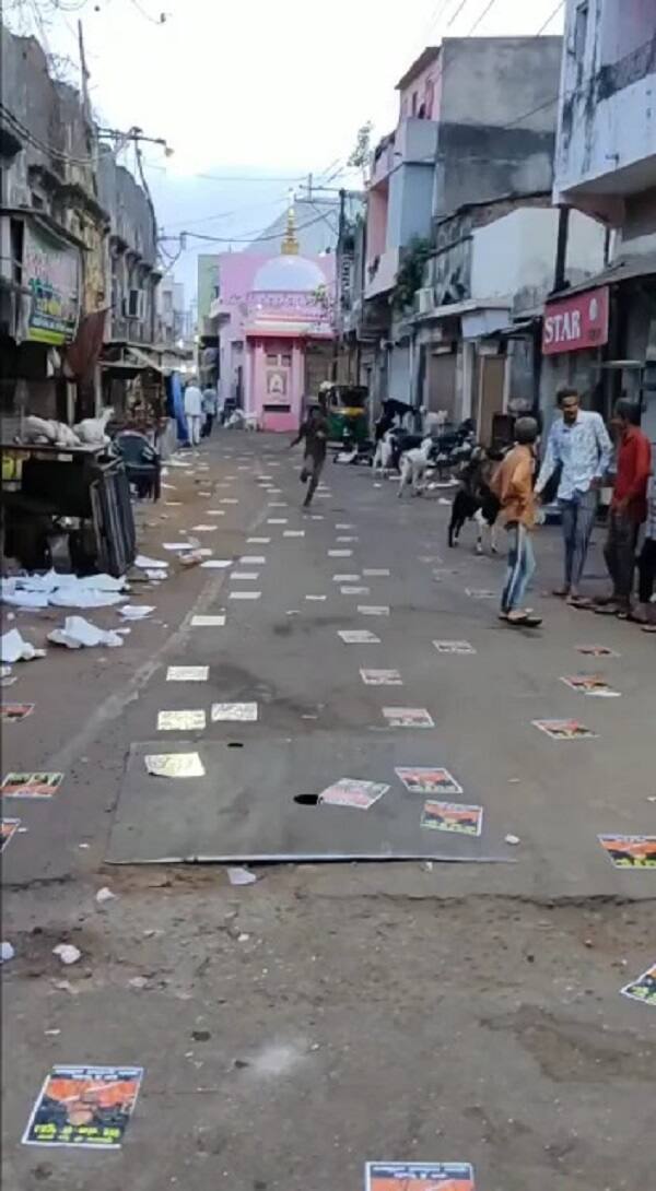  સંત યતિ નર્સિહાનંદ સરસ્વતીના પોસ્ટર જામનગરની મુસ્લિમ બિરાદરીના લોકોથી ભરચક એવા પટ્ટણીવાડ જેવા વિસ્તારના મુખ્ય રસ્તાઓ પર ચિપકાવી તેના પર ચપલ પહેરી ચાલી અપમાન કરીને  હિન્દુ ધાર્મિક લાગણી દુભાવવાનો જાણી જોઈને કોઈ અજાણ્યા શખ્સોએ પ્રયત્નો કર્યા હતા. આ ઘટનાને પગલે તાત્કાલિક સિટી એ.ડિવિઝન પોલીસ મથકેથી પી.આઈ.એમ.જે.જલુ અને અન્ય પોલીસ કાફલો દોડી ગયો હતો.