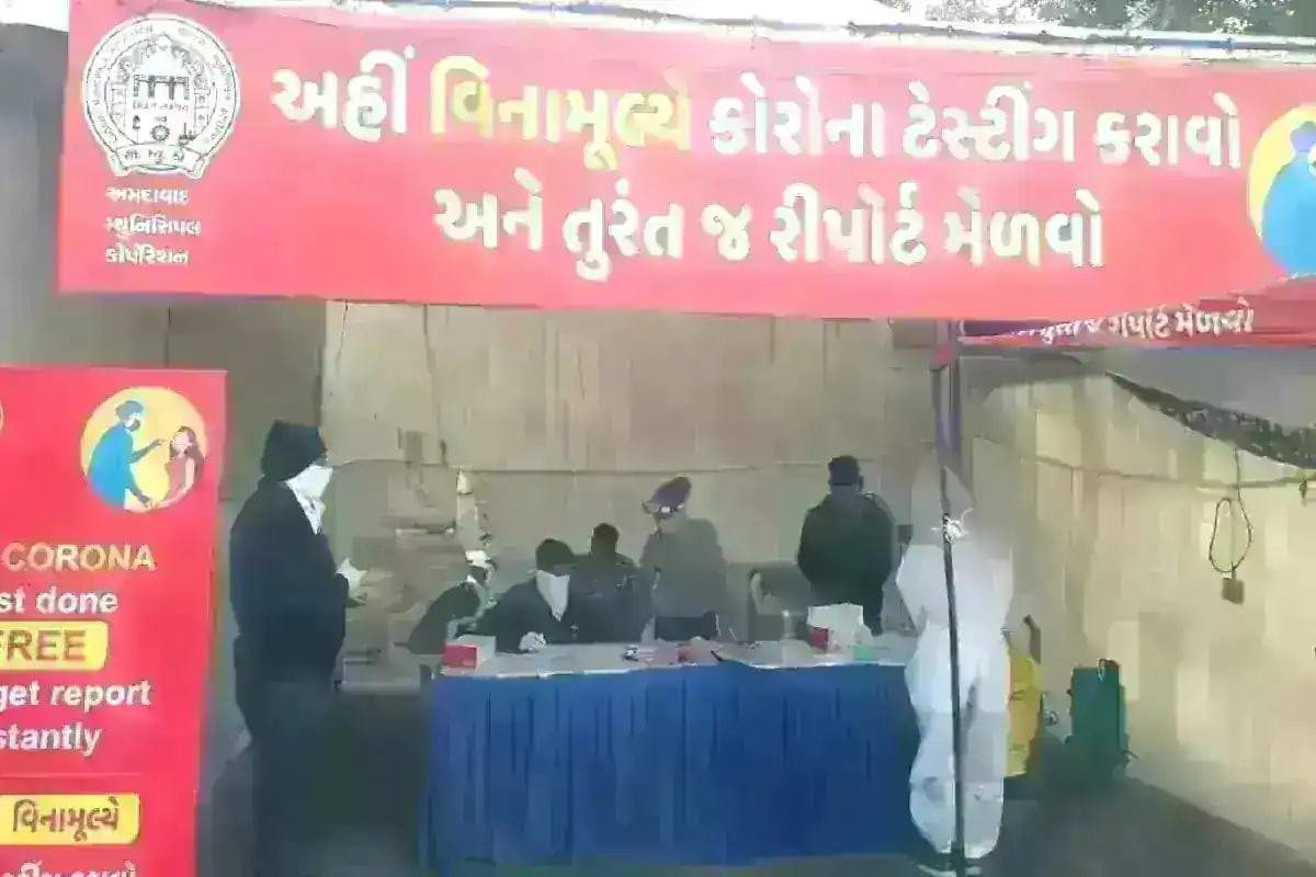 અમદાવાદ : રાજ્યમાં (Gujarat)છેલ્લા 24 કલાકમાં કોરોના વાયરસના (Coronavirus)નવા 3575 કેસ નોંધાયા છે. જેની સામે 2217 દર્દીઓ સાજા થયા છે. છેલ્લા 24 કલાકમાં રાજ્યમાં કોવિડ-19 (Covid19)ના કારણે 22 દર્દીના મોત થયા છે. રાજ્યમાં કુલ મૃત્યુઆંક 4620 થયો છે. રાજ્યમાં સાજા થવાનો દર 92.90 ટકા છે. અત્યાર સુધીમાં 71,86,613 વ્યક્તિઓને કોરોના વેક્સીનનો (CoronaVaccine) પ્રથમ ડોઝ અને 8,74,677 વ્યક્તિઓને કોરોના વેક્સીનનો બીજો ડોઝ આપવામાં આવ્યો છે. આજે કુલ 1,75,660 વ્યક્તિઓનું રસીકરણ થયું છે. (પ્રતિકાત્મક તસવીર) અમદાવાદ : રાજ્યમાં (Gujarat)છેલ્લા 24 કલાકમાં કોરોના વાયરસના (Coronavirus)નવા 3575 કેસ નોંધાયા છે. જેની સામે 2217 દર્દીઓ સાજા થયા છે. છેલ્લા 24 કલાકમાં રાજ્યમાં કોવિડ-19 (Covid19)ના કારણે 22 દર્દીના મોત થયા છે. રાજ્યમાં કુલ મૃત્યુઆંક 4620 થયો છે. રાજ્યમાં સાજા થવાનો દર 92.90 ટકા છે. અત્યાર સુધીમાં 71,86,613 વ્યક્તિઓને કોરોના વેક્સીનનો (CoronaVaccine) પ્રથમ ડોઝ અને 8,74,677 વ્યક્તિઓને કોરોના વેક્સીનનો બીજો ડોઝ આપવામાં આવ્યો છે. આજે કુલ 1,75,660 વ્યક્તિઓનું રસીકરણ થયું છે. (પ્રતિકાત્મક તસવીર)