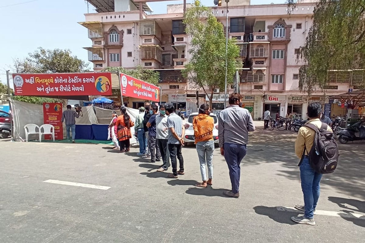 આ આંધીમાં આજે અમદાવાદમાં 817, સુરતમાં 811, રાજકોટમાં 385, વડોદરામાં 342, પાટણમાં 107, જામનગરમાં 124, ભાવનગરમાં 94, મહેસાણા 63, ગાંધીનગરમાં 73, કચ્છમાં 35, મહીસાગરમાં 34, મોરબીમાં 32, પંચમહાલમાં 32, ખેડામાં 29, દાહોદમાં 28, અમરેલીમાં 24, આણંદમાં 24, બનાસકાંઠામાં 24, ભરૂચમાં 21. જૂનાગઢમાં 37, સાબરકાંઠામાં 18, નવસારીમાં 17, નર્મદામાં 16, વલસાડ, દેવભૂમિ દ્વારકામાં 15-15, ગીરસોમનાથમાં 10, બોટાદમાં 7, તાપીમાં 6, ડાંગ 4, છોટાઉદેપુર 3, અરવલ્લી 2, પોરબંદરમાં 1 મળીને કુલ 3280 નવા કેસ નોંધાયા છે. અમદાવાદમાં કોરોના ટેસ્ટિંગ માટે લાઇનો લાગી. આ આંધીમાં આજે અમદાવાદમાં 817, સુરતમાં 811, રાજકોટમાં 385, વડોદરામાં 342, પાટણમાં 107, જામનગરમાં 124, ભાવનગરમાં 94, મહેસાણા 63, ગાંધીનગરમાં 73, કચ્છમાં 35, મહીસાગરમાં 34, મોરબીમાં 32, પંચમહાલમાં 32, ખેડામાં 29, દાહોદમાં 28, અમરેલીમાં 24, આણંદમાં 24, બનાસકાંઠામાં 24, ભરૂચમાં 21. જૂનાગઢમાં 37, સાબરકાંઠામાં 18, નવસારીમાં 17, નર્મદામાં 16, વલસાડ, દેવભૂમિ દ્વારકામાં 15-15, ગીરસોમનાથમાં 10, બોટાદમાં 7, તાપીમાં 6, ડાંગ 4, છોટાઉદેપુર 3, અરવલ્લી 2, પોરબંદરમાં 1 મળીને કુલ 3280 નવા કેસ નોંધાયા છે. અમદાવાદમાં કોરોના ટેસ્ટિંગ માટે લાઇનો લાગી.