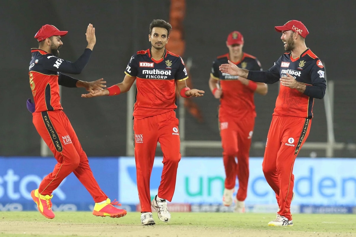 <br />રોયલ ચેલેન્જર્સ બેંગ્લોર RCB : બેંગ્લોરે માત્ર ત્રણ ખેલાડીઓને જ જાળવી રાખ્યા છે અને તેના ત્રણ સ્ટાર ખેલાડી હર્ષલ પટેલ, યુઝવેન્દ્ર ચહલ અને દેવદત્ત પડિક્કલને રિલીઝ કર્યા છે. ચહલ છેલ્લા ઘણા વર્ષોથી RCBનો મુખ્ય બોલર રહ્યો છે, જ્યારે હર્ષલ પટેલે ગત સિઝનમાં પર્પલ કેપ મેળવી હતી. આવી સ્થિતિમાં RCB તેને હરાજીમાં પાછા મેળવવાનો પ્રયાસ કરી શકે છે. આ ખેલાડીઓ રિલીઝ કરાયા: હર્ષલ પટેલ, યુઝવેન્દ્ર ચહલ અને દેવદત્ત પડિક્કલ તસવીર - બીસીસીઆઈ <br />રોયલ ચેલેન્જર્સ બેંગ્લોર RCB : બેંગ્લોરે માત્ર ત્રણ ખેલાડીઓને જ જાળવી રાખ્યા છે અને તેના ત્રણ સ્ટાર ખેલાડી હર્ષલ પટેલ, યુઝવેન્દ્ર ચહલ અને દેવદત્ત પડિક્કલને રિલીઝ કર્યા છે. ચહલ છેલ્લા ઘણા વર્ષોથી RCBનો મુખ્ય બોલર રહ્યો છે, જ્યારે હર્ષલ પટેલે ગત સિઝનમાં પર્પલ કેપ મેળવી હતી. આવી સ્થિતિમાં RCB તેને હરાજીમાં પાછા મેળવવાનો પ્રયાસ કરી શકે છે. આ ખેલાડીઓ રિલીઝ કરાયા: હર્ષલ પટેલ, યુઝવેન્દ્ર ચહલ અને દેવદત્ત પડિક્કલ તસવીર - બીસીસીઆઈ