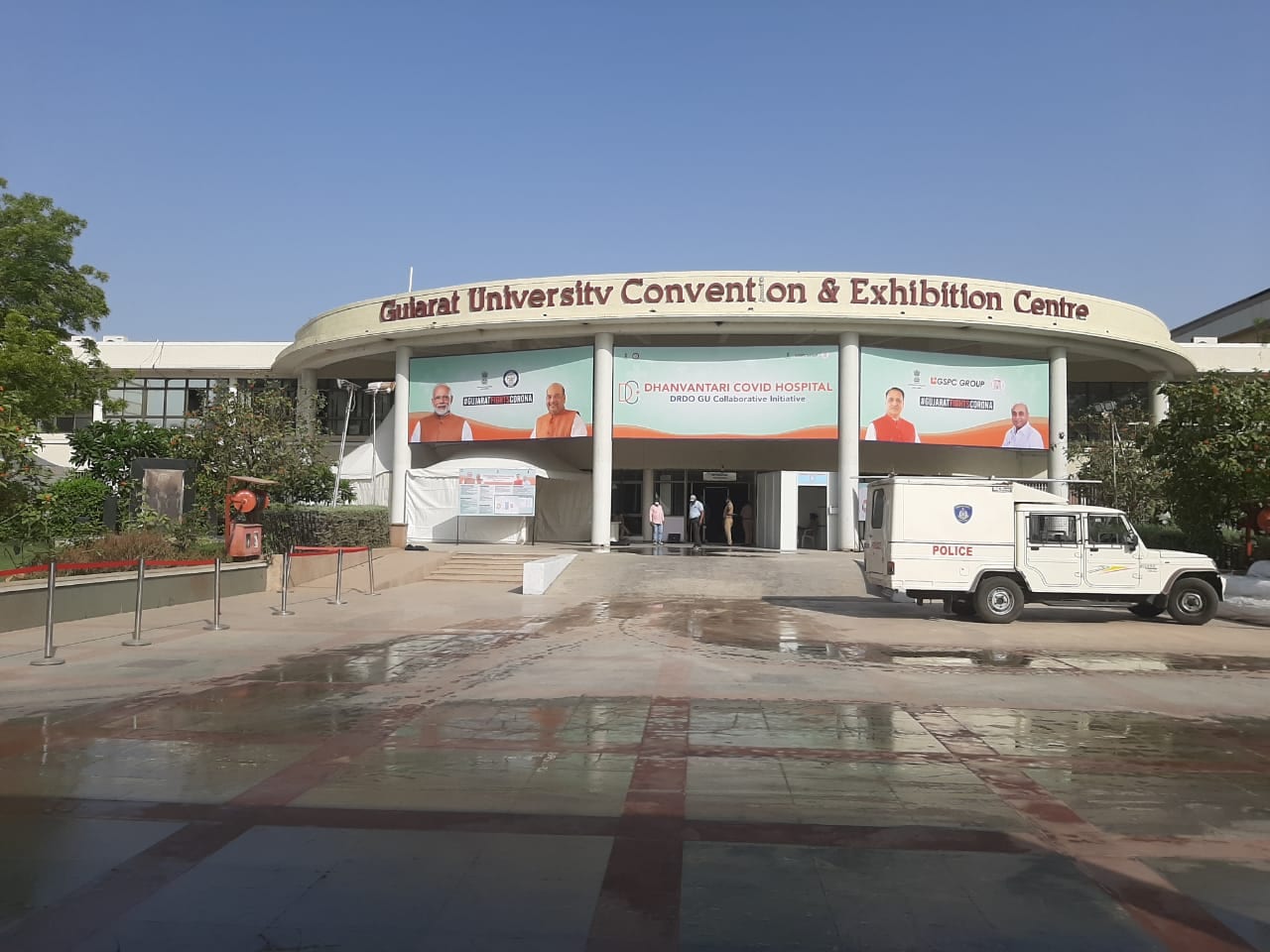 DRDO ના 150 જેટલા તજજ્ઞો જેમાં ડોકટર તેમજ નર્સિંગ સ્ટાફ પણ આ હોસ્પિટલમાં છે. DRDO ના 17 ડોકટરો, 75 પેરા મેડિકલનો સ્ટાફ પણ અમદાવાદમાં આવી પહોંચ્યો છે.250 જેટલો નર્સિંગ સ્ટાફ જુદી જુદી કોલેજોમાંથી સિલેક્ટ કરવામાં આવ્યો છે. DRDO ના 150 જેટલા તજજ્ઞો જેમાં ડોકટર તેમજ નર્સિંગ સ્ટાફ પણ આ હોસ્પિટલમાં છે. DRDO ના 17 ડોકટરો, 75 પેરા મેડિકલનો સ્ટાફ પણ અમદાવાદમાં આવી પહોંચ્યો છે.250 જેટલો નર્સિંગ સ્ટાફ જુદી જુદી કોલેજોમાંથી સિલેક્ટ કરવામાં આવ્યો છે.