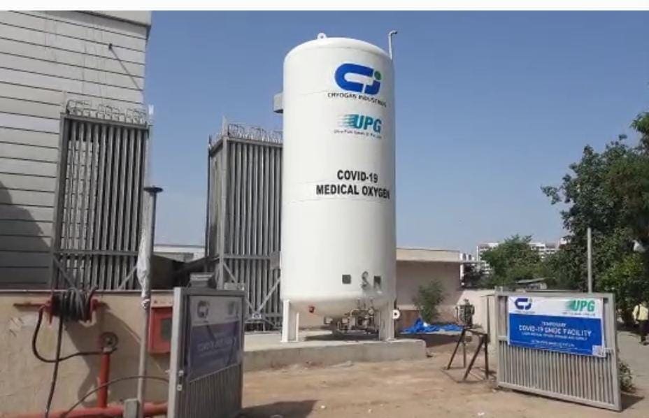 DRDO દ્વારા સંચાલિત આ 900 બેડ હોસ્પિટલમાં 150 વેન્ટિલેટર અને ICU ના બેડ તેમજ 750 ઓક્સિજનન બેડ રહેશે તમામ દર્દીઓને ઓક્સિજન મળી રહે તેવી સંપૂર્ણ વ્યવસ્થાઓ 900 બેડ હોસ્પિટલમાં ઉપલબ્ધ હશે.ઓક્સિજનનો સપ્લાય સરળતાથી થઈ શકે તે માટે 35,000 લીટર ઓક્સિજન ક્ષમતાની ટેન્ક તૈયાર કરાઈ છે.તેમજ તકેદારીના ભાગરૂપે વધુ 25,000 લીટર ઓક્સિજનની ટેન્ક પણ મુકવામાં આવશે. DRDO દ્વારા સંચાલિત આ 900 બેડ હોસ્પિટલમાં 150 વેન્ટિલેટર અને ICU ના બેડ તેમજ 750 ઓક્સિજનન બેડ રહેશે તમામ દર્દીઓને ઓક્સિજન મળી રહે તેવી સંપૂર્ણ વ્યવસ્થાઓ 900 બેડ હોસ્પિટલમાં ઉપલબ્ધ હશે.ઓક્સિજનનો સપ્લાય સરળતાથી થઈ શકે તે માટે 35,000 લીટર ઓક્સિજન ક્ષમતાની ટેન્ક તૈયાર કરાઈ છે.તેમજ તકેદારીના ભાગરૂપે વધુ 25,000 લીટર ઓક્સિજનની ટેન્ક પણ મુકવામાં આવશે.