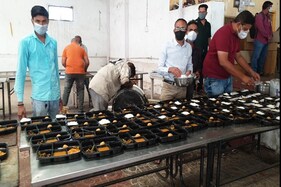 દાહોદમાં સેવાની સરવાણી, કોરોના પીડિતો માટે 1400થી વધુ ટિફિન પહોંચાડવામાં આવી રહ્યા છે