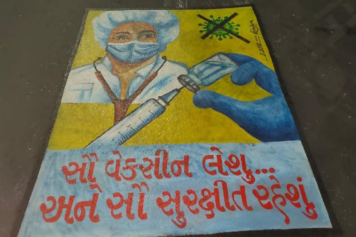 અંકિત પોપટ, રાજકોટ : રાજકોટ સહિત સમગ્ર દેશભરમાં કોરોના વાયરસના કેસમાં સતત વધારો જોવા મળી રહ્યો છે. બીજી તરફ લોકોમાં જાગૃતિ આવે તે માટે ગાંધીગ્રામ પોલીસ સ્ટેશન દ્વારા પોલીસ સ્ટેશનની બહાર આવેલા રોડ પર બે ચિત્રો બનાવવામાં આવ્યા છે. ગાંધીગ્રામ પોલીસ દ્વારા જે નવતર પ્રયોગ કરવામાં આવ્યો છે. તે અંતર્ગત એક ચિત્રમાં એક બાળકી મોઢે માસ્ક પહેરીને લોકોને સંદેશ આપી રહી છે કે ‘સ્ટે હોમ ફોર યોર ચાઈલ્ડ’. જ્યારે બીજા ચિત્રમાં ‘સૌ વેક્સિન લેશું અને સુરક્ષિત બનીશું’ નો મેસેજ લખવામાં આવ્યો છે. અંકિત પોપટ, રાજકોટ : રાજકોટ સહિત સમગ્ર દેશભરમાં કોરોના વાયરસના કેસમાં સતત વધારો જોવા મળી રહ્યો છે. બીજી તરફ લોકોમાં જાગૃતિ આવે તે માટે ગાંધીગ્રામ પોલીસ સ્ટેશન દ્વારા પોલીસ સ્ટેશનની બહાર આવેલા રોડ પર બે ચિત્રો બનાવવામાં આવ્યા છે. ગાંધીગ્રામ પોલીસ દ્વારા જે નવતર પ્રયોગ કરવામાં આવ્યો છે. તે અંતર્ગત એક ચિત્રમાં એક બાળકી મોઢે માસ્ક પહેરીને લોકોને સંદેશ આપી રહી છે કે ‘સ્ટે હોમ ફોર યોર ચાઈલ્ડ’. જ્યારે બીજા ચિત્રમાં ‘સૌ વેક્સિન લેશું અને સુરક્ષિત બનીશું’ નો મેસેજ લખવામાં આવ્યો છે.