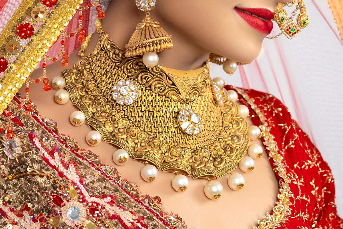 તાજેતરનો ભાવ (19 જૂન) : ગુડ રિટર્ન્સ વેબસાઇટના જણાવ્યા પ્રમાણે દેશની રાજધાની દિલ્હીમાં 22 કેરેટ સોનાનો ભાવ 46,390 રૂપિયા પ્રતિ 10 ગ્રામ છે. ચેન્નાઈમાં ભાવ 44,540 રૂપિયા પહોંચી ગયો છે. મુંબઈમાં 10 ગ્રામ સોનાનો ભાવ 47,350 રૂપિયા છે. કોલકાતામાં સોનાનો ભાવ 46,610 પ્રતિ 10 ગ્રામ છે. તાજેતરનો ભાવ (19 જૂન) : ગુડ રિટર્ન્સ વેબસાઇટના જણાવ્યા પ્રમાણે દેશની રાજધાની દિલ્હીમાં 22 કેરેટ સોનાનો ભાવ 46,390 રૂપિયા પ્રતિ 10 ગ્રામ છે. ચેન્નાઈમાં ભાવ 44,540 રૂપિયા પહોંચી ગયો છે. મુંબઈમાં 10 ગ્રામ સોનાનો ભાવ 47,350 રૂપિયા છે. કોલકાતામાં સોનાનો ભાવ 46,610 પ્રતિ 10 ગ્રામ છે.