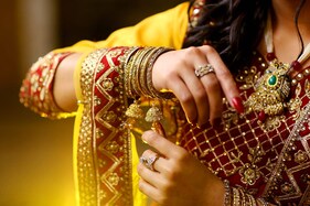 Gold Price Today: સોનાના ભાવ ઘટ્યાં, ચાંદીના ભાવમાં ઉછાળો, જાણો આજનો ભાવ