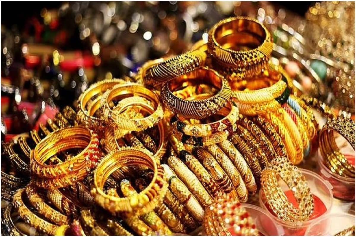 નવી દિલ્હી : સોના-ચાંદીની (Gold-Silver Rate) કિંમતમાં પાછલા એક મહિનાથી સતત કડાકો બોલી રહ્યો છે. વિદેશી વલણોની વચ્ચે ભારતીય બજારોમાં (Gold Market) સોનાના ભાવમાં કડાકો બોલતો જોવા મળી રહ્યો છે. જોકે, બુધવારે સોનાની કિંમતમાં (Gold Price Today) મામૂલી તેજી જોવા મળી છે. વાયદા બજારમાં (MCX) સોનાની કિંમતમાં 36 રૂપિયા ભાવ વધ્યા છે છતાં આ કિંમત પાછલા એક મહિનાનો સૌથી ઓછો ભાવ છે જ્યારે ચાંદીના ભાવમાં પણ વાયદા બજારમાં તેજી જોવા મળી છે. આમ ખરીદી માટે આ સમય શ્રેષ્ઠ છે. પ્રતીકાત્મક તસવીર નવી દિલ્હી : સોના-ચાંદીની (Gold-Silver Rate) કિંમતમાં પાછલા એક મહિનાથી સતત કડાકો બોલી રહ્યો છે. વિદેશી વલણોની વચ્ચે ભારતીય બજારોમાં (Gold Market) સોનાના ભાવમાં કડાકો બોલતો જોવા મળી રહ્યો છે. જોકે, બુધવારે સોનાની કિંમતમાં (Gold Price Today) મામૂલી તેજી જોવા મળી છે. વાયદા બજારમાં (MCX) સોનાની કિંમતમાં 36 રૂપિયા ભાવ વધ્યા છે છતાં આ કિંમત પાછલા એક મહિનાનો સૌથી ઓછો ભાવ છે જ્યારે ચાંદીના ભાવમાં પણ વાયદા બજારમાં તેજી જોવા મળી છે. આમ ખરીદી માટે આ સમય શ્રેષ્ઠ છે. પ્રતીકાત્મક તસવીર