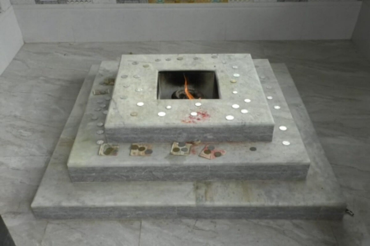 અહીંની જમીનમાંથી નીકળતા ગેસને સ્ટોરેજ કરી બહાર લઈ જઈ શકાતો નથી.અહીં આ ગેસથી પ્રજ્વલિત અખંડ જ્યોત પણ જોવા મળે છે. જેને હિમાલયમાં આવેલાં જવાલાજી સાથે સરખાવામાં આવે છે. ગીર સોમનાથનાં જગતિયા ગામે આવેલી શેઠ જગડુશાની જગ્યાનો ઉલ્લેખ પુરાણોમાં પણ કરવામાં આવ્યો છે. શેઠ જગડુશાએ કર્ણનો અવતાર હતા. મહાભારત કાળમાં કર્ણએ સોના ચાંદીનું મબલખ દાન કર્યું હતું. આથી જ કર્ણે દાનેશ્વરી તરીકે ઓળખ મેળવી. કર્ણ જ્યારે સ્વર્ગે સિધાવ્યા ત્યારે સ્વર્ગમાં તેઓને ભોજન માટે સોનાની થાળીમાં હીરા અને ઝવેરાત પીરસવામાં આવ્યું ત્યારે કર્ણે કહ્યું..'આ કેમ જમી શકાય..?' ત્યારે સ્વર્ગના દેવો દ્વારા કર્ણને કહેવામાં આવ્યું 'આપે આપનાં જીવનકાળ દરમિયાન માત્ર સોના ચાંદી અને હીરા ઝવેરાતનું જ દાન કર્યું છે. તેથી આપને અહીંયા પણ એ જ મળે.' 'હે અંગરાજ કર્ણ આપ ફરી વખત પૃથ્વી પર જાઓ અને અન્નનું દાન કરો.' આથી બીજા જન્મમાં શેઠ જગડુશા સ્વરૂપે જન્મ્યા અને પુષ્કળ પ્રમાણમાં અનાજનું દાન કર્યું હતું. અહીંની જમીનમાંથી નીકળતા ગેસને સ્ટોરેજ કરી બહાર લઈ જઈ શકાતો નથી.અહીં આ ગેસથી પ્રજ્વલિત અખંડ જ્યોત પણ જોવા મળે છે. જેને હિમાલયમાં આવેલાં જવાલાજી સાથે સરખાવામાં આવે છે. ગીર સોમનાથનાં જગતિયા ગામે આવેલી શેઠ જગડુશાની જગ્યાનો ઉલ્લેખ પુરાણોમાં પણ કરવામાં આવ્યો છે. શેઠ જગડુશાએ કર્ણનો અવતાર હતા. મહાભારત કાળમાં કર્ણએ સોના ચાંદીનું મબલખ દાન કર્યું હતું. આથી જ કર્ણે દાનેશ્વરી તરીકે ઓળખ મેળવી. કર્ણ જ્યારે સ્વર્ગે સિધાવ્યા ત્યારે સ્વર્ગમાં તેઓને ભોજન માટે સોનાની થાળીમાં હીરા અને ઝવેરાત પીરસવામાં આવ્યું ત્યારે કર્ણે કહ્યું..'આ કેમ જમી શકાય..?' ત્યારે સ્વર્ગના દેવો દ્વારા કર્ણને કહેવામાં આવ્યું 'આપે આપનાં જીવનકાળ દરમિયાન માત્ર સોના ચાંદી અને હીરા ઝવેરાતનું જ દાન કર્યું છે. તેથી આપને અહીંયા પણ એ જ મળે.' 'હે અંગરાજ કર્ણ આપ ફરી વખત પૃથ્વી પર જાઓ અને અન્નનું દાન કરો.' આથી બીજા જન્મમાં શેઠ જગડુશા સ્વરૂપે જન્મ્યા અને પુષ્કળ પ્રમાણમાં અનાજનું દાન કર્યું હતું.