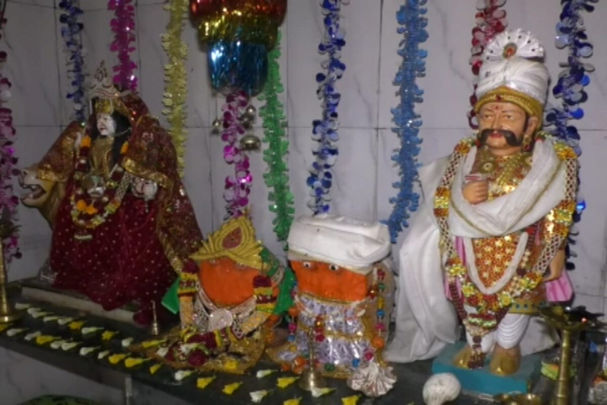 એક સમયે કાળો દુકાળ પડ્યો. માનવ અને પશુ પંખી ખોરાક અને પાણી વગર ટળવળવા લાગ્યા ત્યારે શેઠ જગડુશાએ પોતાના અનાજના ભંડાર ખુલ્લા મૂકી દીધા. અનાજ ભંડાર પણ ખૂટવા લાગ્યા ત્યારે શેઠ જગડુશાએ હરસિધ્ધિ માતાજીની કઠોર તપસ્યા કરી માતાજીએ પ્રસન્ન થઈ વરદાન માગવા કહ્યું ત્યારે કર્ણનાં બીજા અવતાર શેઠ જગડુશાએ માતાજી પાસે 'દરરોજ ગાય ધરાઈને પાછી આવે.' તેવું વરદાન માગ્યું. માતાજીએ પ્રસન્ન થઈને આ વરદાન આપ્યું. ત્યારથી આજ દિવસ સુધી આ વિસ્તારમાં ક્યારેય દુષ્કાળ પડ્યો નથી.આથી જ આ વિસ્તારને આજે પણ "લીલી નાઘેર" તરીકે ઓળખવામાં આવે છે. એક સમયે કાળો દુકાળ પડ્યો. માનવ અને પશુ પંખી ખોરાક અને પાણી વગર ટળવળવા લાગ્યા ત્યારે શેઠ જગડુશાએ પોતાના અનાજના ભંડાર ખુલ્લા મૂકી દીધા. અનાજ ભંડાર પણ ખૂટવા લાગ્યા ત્યારે શેઠ જગડુશાએ હરસિધ્ધિ માતાજીની કઠોર તપસ્યા કરી માતાજીએ પ્રસન્ન થઈ વરદાન માગવા કહ્યું ત્યારે કર્ણનાં બીજા અવતાર શેઠ જગડુશાએ માતાજી પાસે 'દરરોજ ગાય ધરાઈને પાછી આવે.' તેવું વરદાન માગ્યું. માતાજીએ પ્રસન્ન થઈને આ વરદાન આપ્યું. ત્યારથી આજ દિવસ સુધી આ વિસ્તારમાં ક્યારેય દુષ્કાળ પડ્યો નથી.આથી જ આ વિસ્તારને આજે પણ "લીલી નાઘેર" તરીકે ઓળખવામાં આવે છે.