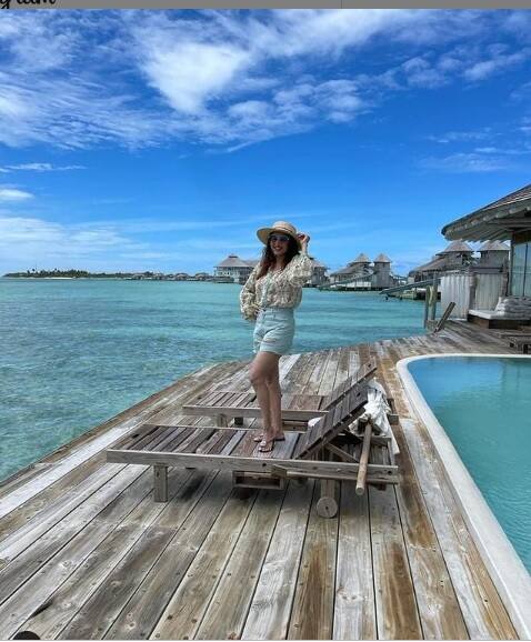  વર્કફ્રન્ટની વાત કરીએ તો માધુરી છેલ્લે કલંક ફિલ્મમાં નજર આવી હતી. આ ફિલ્મમાં તેની સાથે આલિયા ભટ્ટ, સંજય દત્ત, આદિત્ય રોય કપૂર, વરૂમ ધવન અને સોનાક્ષી સિન્હી લિડ રોલમાં હતાં. હવે માધુરી જલ્દી જ 'ફાઇંડિંગ અનામિકા'થી ડિજિટલ ડેબ્યૂ કરવાં જઇ રહી છે.