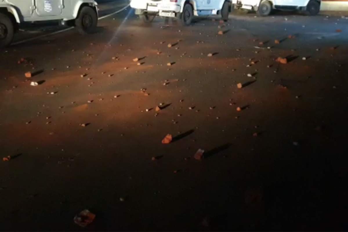  નવસારી: નવસારીમાં પોલીસ (Navsari police) પર પથ્થરમારા (Stone pelting)ની ઘટના સામે આવી છે. મળતી માહિતી પ્રમાણે નવસારી જિલ્લાના ગણદેવી તાલુકાના કાછોલી ગામ (Kachholi village) ખાતે કેરી (Mango) ચોરવા જેવી સામાન્ય બાબતમાં જૂથ અથડાણ થઈ હતી. બબાબ કરી રહેલા ટોળાને શાંત કરવા માટે પોલીસ પહોંચી હતી. જોકે, ટોળાએ પોલીસ પર જ હુમલો કરી દીધો હતો. ટોળાના પથ્થરમારામાં પીએસઆઈ, ડીવાયએસપી અને અન્ય પોલીસકર્મીઓ ઘાયલ થયા છે. પોલીસ પર પથ્થરમારાના સીસીટીવી ફૂટેજ પણ સામે આવ્યા છે.