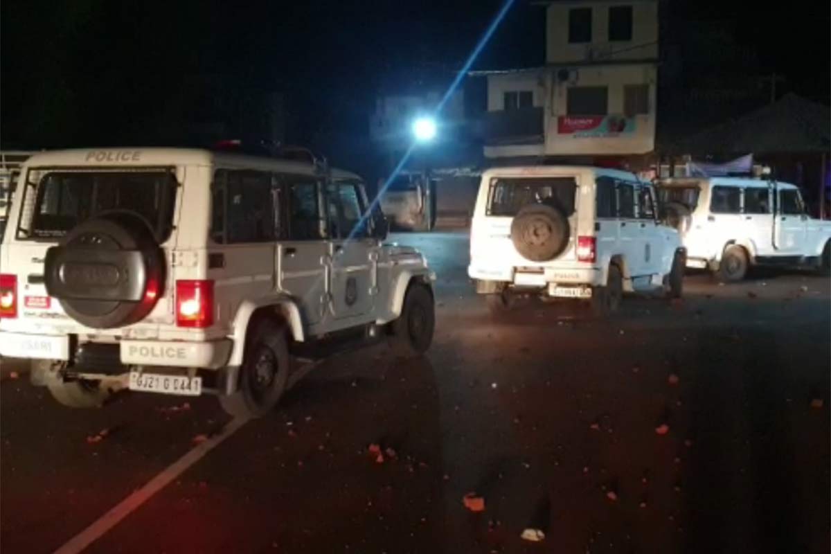  જૂથ અથડામણ બાદ ગામમાં પોલીસ કાફલો આવી પહોંચ્યો હતો.