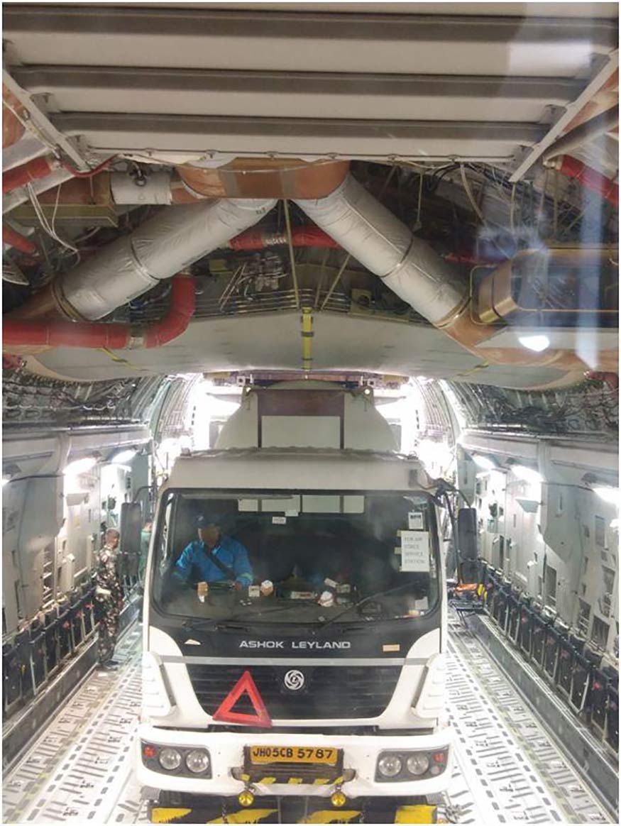 ભારતીય વાયુસેનાના સી-17 અને આઈએલ-76 વિમાનો દેશ આખાના સ્ટેશનો પર ઑક્સીજનના ટેન્કરોનું એરલિફ્ટિંગ શરૂ કરી દીધું છે. આનાથી જે જે જગ્યા પર ઑક્સીજનની અછત છે ત્યાં ઑક્સીજન ખૂબ સરળતાથી પહોંચાડી શકાશે.