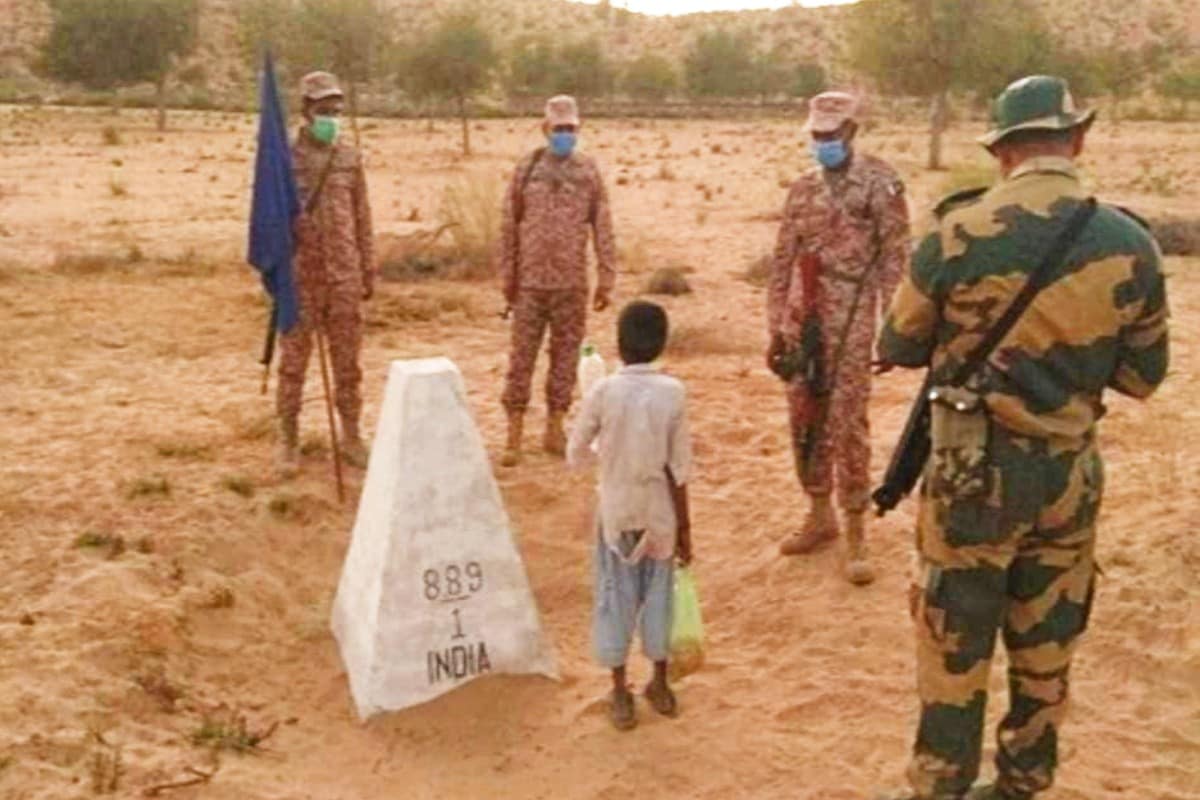 ભારત-પાકિસ્તાનની (India-Pakistan Border) કચ્છના રણથી લઈને રાજસ્થાન સુધી રણવિસ્તારમાં લાંબી આંતરાષ્ટ્રીય સીમા છે. આ સીમામાં ઘણો ભાગ તારની વાડ વગરનો છે જ્યાં પીલર દ્વારા ભારત અને પાકિસ્તાન વચ્ચેની સીમા નક્કી કરવામાં આવી છે. આંતરાષ્ટ્રીય સીમામાં આ સ્થિતિમાં અનેકવાર આસપાસના ગ્રામિણો એકબીજાના દેશમાં આવી ચઢે છે. આવું જ કઈક ફરી વાર બન્યું પરંતુ આ વખતે એક નાનકડું ટેણિયું (Child Crossed Pakistan Border) બોર્ડર ક્રોસ કરી અને ભારતની સીમામાં આવી પહોંચ્યો હતો. ભારત-પાકિસ્તાનની (India-Pakistan Border) કચ્છના રણથી લઈને રાજસ્થાન સુધી રણવિસ્તારમાં લાંબી આંતરાષ્ટ્રીય સીમા છે. આ સીમામાં ઘણો ભાગ તારની વાડ વગરનો છે જ્યાં પીલર દ્વારા ભારત અને પાકિસ્તાન વચ્ચેની સીમા નક્કી કરવામાં આવી છે. આંતરાષ્ટ્રીય સીમામાં આ સ્થિતિમાં અનેકવાર આસપાસના ગ્રામિણો એકબીજાના દેશમાં આવી ચઢે છે. આવું જ કઈક ફરી વાર બન્યું પરંતુ આ વખતે એક નાનકડું ટેણિયું (Child Crossed Pakistan Border) બોર્ડર ક્રોસ કરી અને ભારતની સીમામાં આવી પહોંચ્યો હતો.