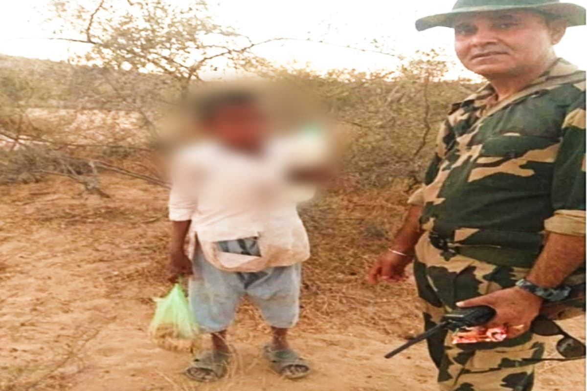 દેશ અને સરહદના સીમાડાને પણ ન સમજી શકાય એટલી કાચી ઉંમરનો આ બાળક મેલાઘેલા કપડાં અને હાથમાં પાણીની બોટલ સાથે રણમાં ભટકતો ભટકતો ભારતીય સીમામાં ઘૂસી ગયો હતો. જોકે, બાળકને જોતા જ પેટ્રોલિંગ સ્ટાફે તરત તેને રોકી લીધો હતો. આ આંતરાષ્ટ્રીય સરહદ રાજસ્થાનના બાડમેરની હતી જ્યાંથી તે બાળક ઘૂસ્યો હતો. આ જ બોર્ડર પર અનેક વાર બીએસએફ દ્વારા ઘૂસણખોરીના બનાવોમાં ફાયરિંગ કરી અને ઘૂસવા માંગતા લોકોને ઠાર મારવામાં આવ્યા છે પરંતુ બાળક હોવાના કારણે પહેલાં તેની પૂછપરછ કરવામાં આવી હતી. દેશ અને સરહદના સીમાડાને પણ ન સમજી શકાય એટલી કાચી ઉંમરનો આ બાળક મેલાઘેલા કપડાં અને હાથમાં પાણીની બોટલ સાથે રણમાં ભટકતો ભટકતો ભારતીય સીમામાં ઘૂસી ગયો હતો. જોકે, બાળકને જોતા જ પેટ્રોલિંગ સ્ટાફે તરત તેને રોકી લીધો હતો. આ આંતરાષ્ટ્રીય સરહદ રાજસ્થાનના બાડમેરની હતી જ્યાંથી તે બાળક ઘૂસ્યો હતો. આ જ બોર્ડર પર અનેક વાર બીએસએફ દ્વારા ઘૂસણખોરીના બનાવોમાં ફાયરિંગ કરી અને ઘૂસવા માંગતા લોકોને ઠાર મારવામાં આવ્યા છે પરંતુ બાળક હોવાના કારણે પહેલાં તેની પૂછપરછ કરવામાં આવી હતી.