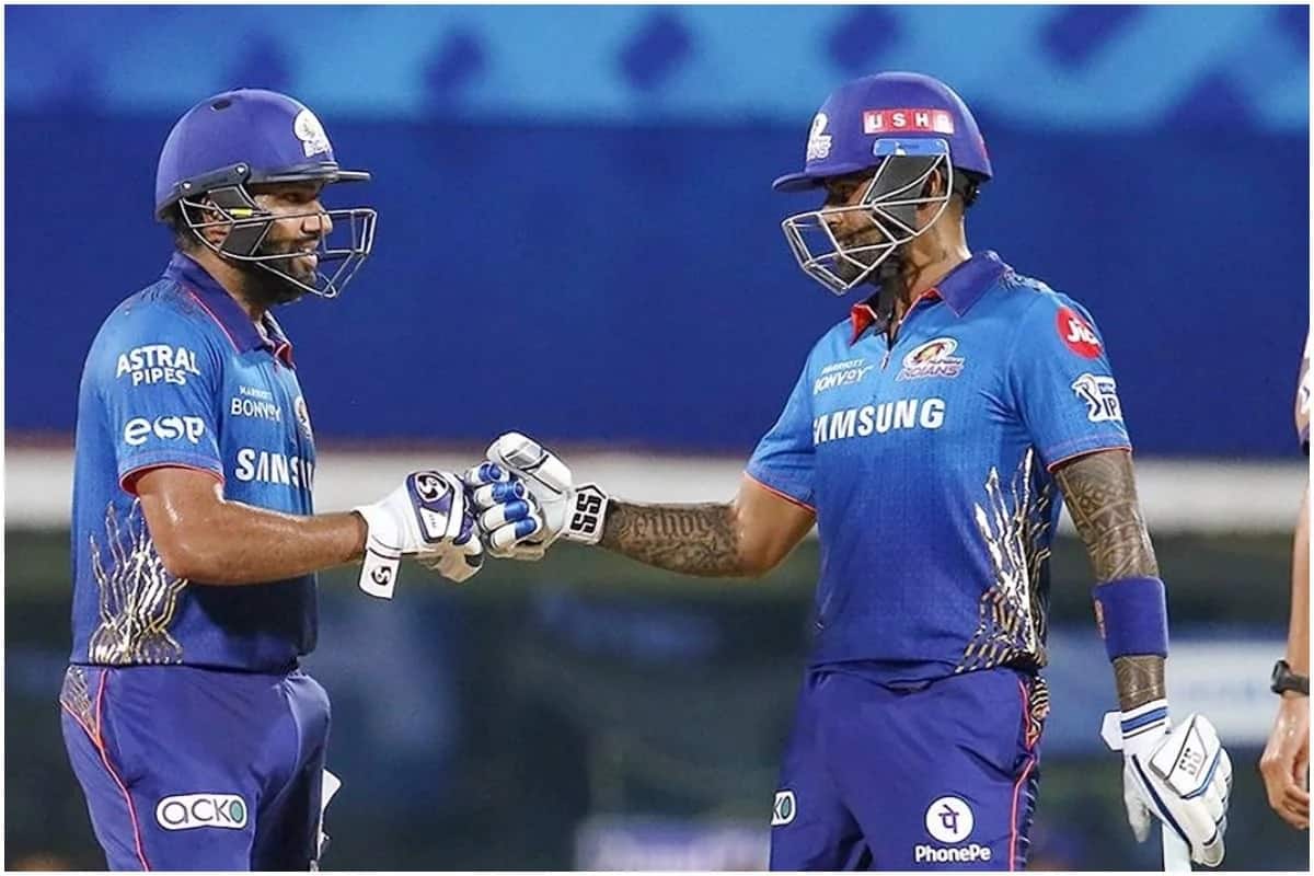  મુંબઈની ટીમ અમિત મિશ્રાની સામે નવ વિકેટ પર 137 રન જ બનાવી શકી (24 રનમાં ચાર વિકેટ) અમિત મિશ્રાની સાથે રમી રહેલા અવવેશ ખાને 15 રનમાં બે વિકેટ ઝડપી હતી, જેમાં કેપ્ટન રોહિત શર્માએ મુંબઇ તરફથી 44 રન બનાવ્યા હતા. તેમના સિવાય ઇશાન કિશન (26), સૂર્યકુમાર યાદવ (24) અને જયંત યાદવ (23) એ પણ ઉપયોગી ઇનિંગ્સ રમી હતી. (PIC: PTI)